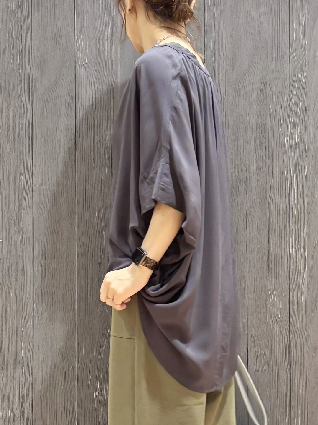 meiさんの「SHOO･LA･RUE｜【ひんやり/洗濯機可/体型カバー】二の腕隠れる ゆるっと襟ギャザーレーヨンブラウス」を使ったコーディネート