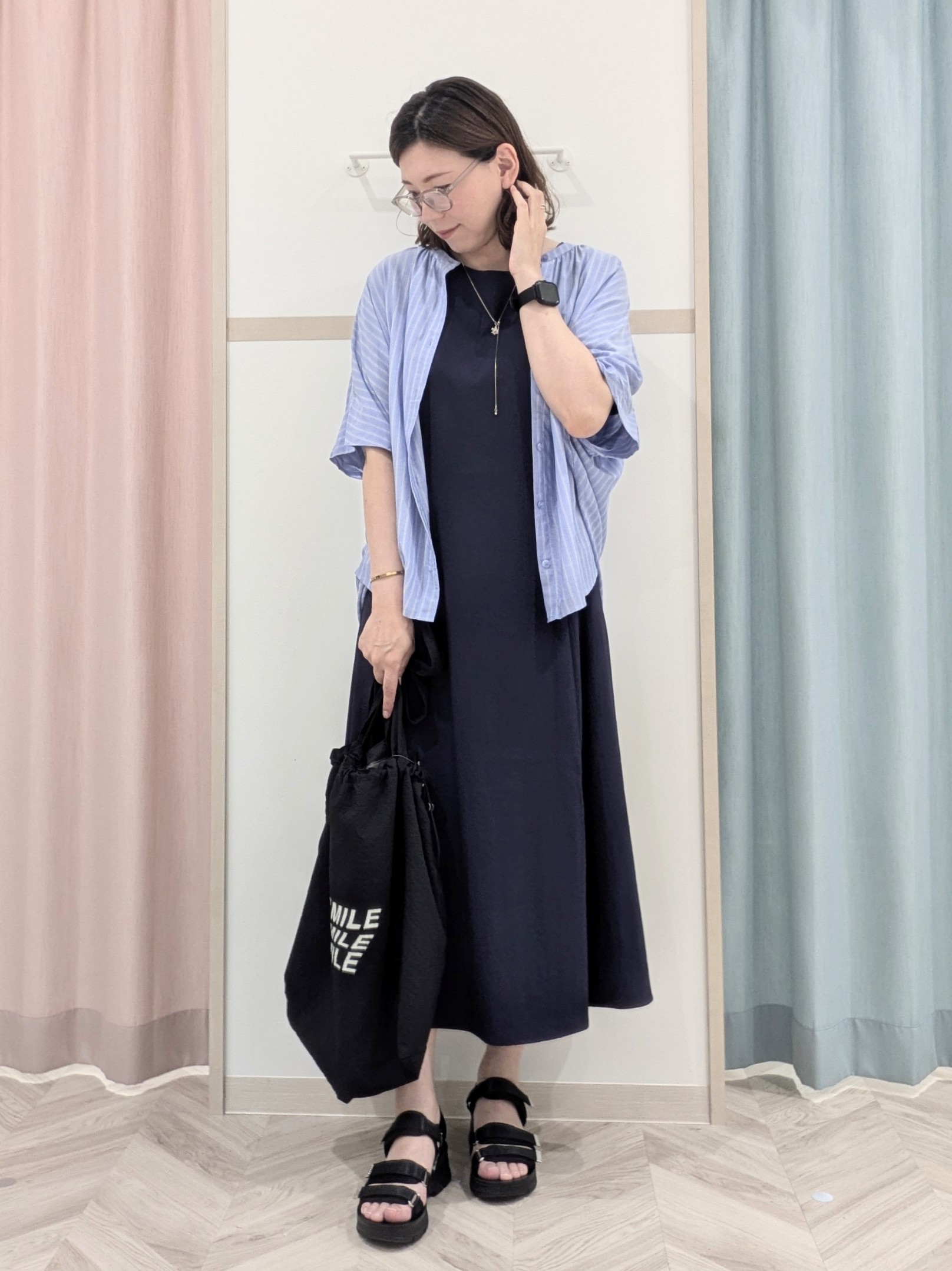 miyuさんの「SHOO･LA･RUE｜【ひんやり/洗濯機可/体型カバー】二の腕隠れる ゆるっと襟ギャザーレーヨンブラウス」を使ったコーディネート