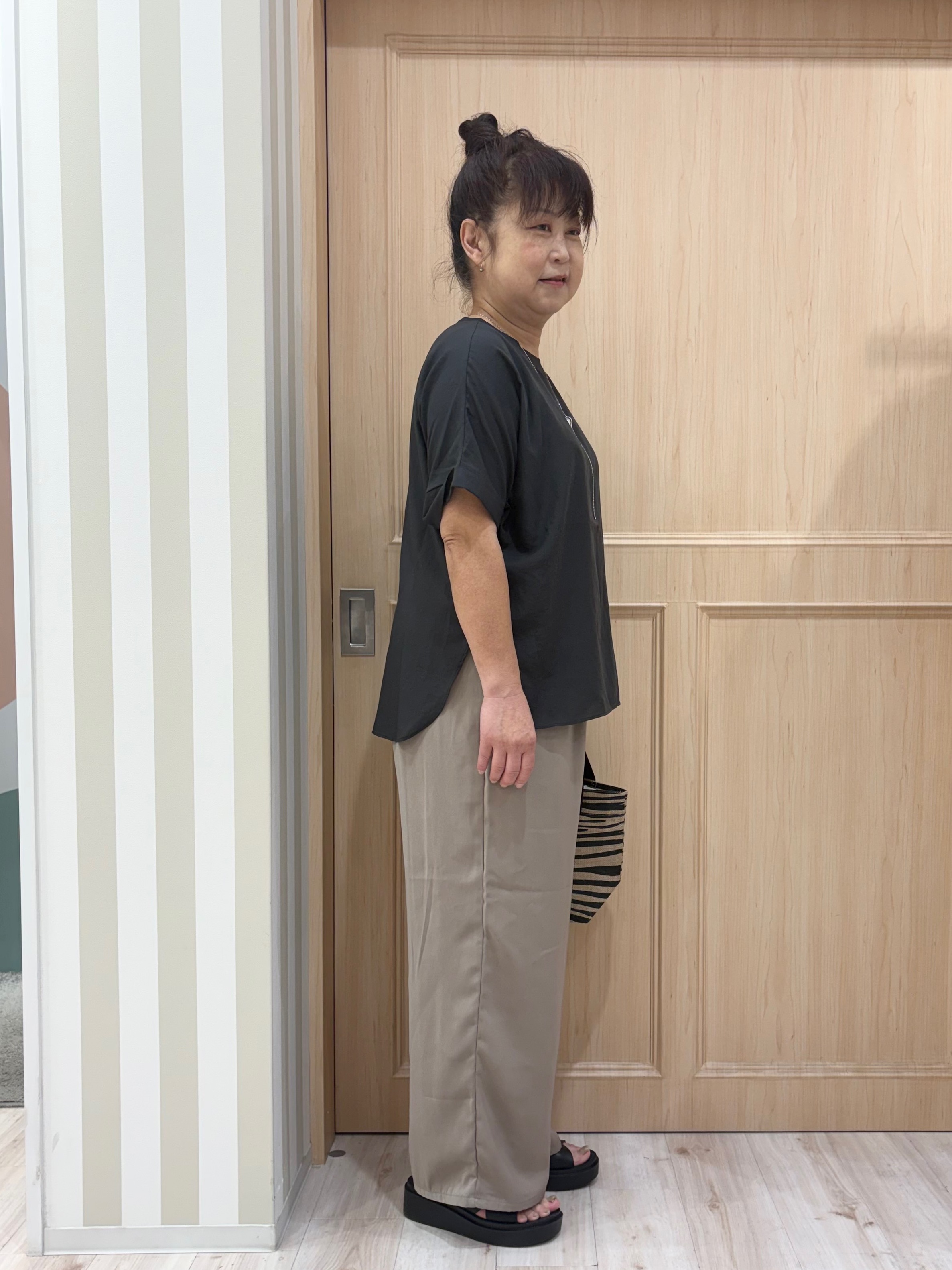 モランさんの「SHOO･LA･RUE｜【着丈選べる/ひんやり/体型カバー】洗濯後しわになりにくい さらっとドルマントップス」を使ったコーディネート