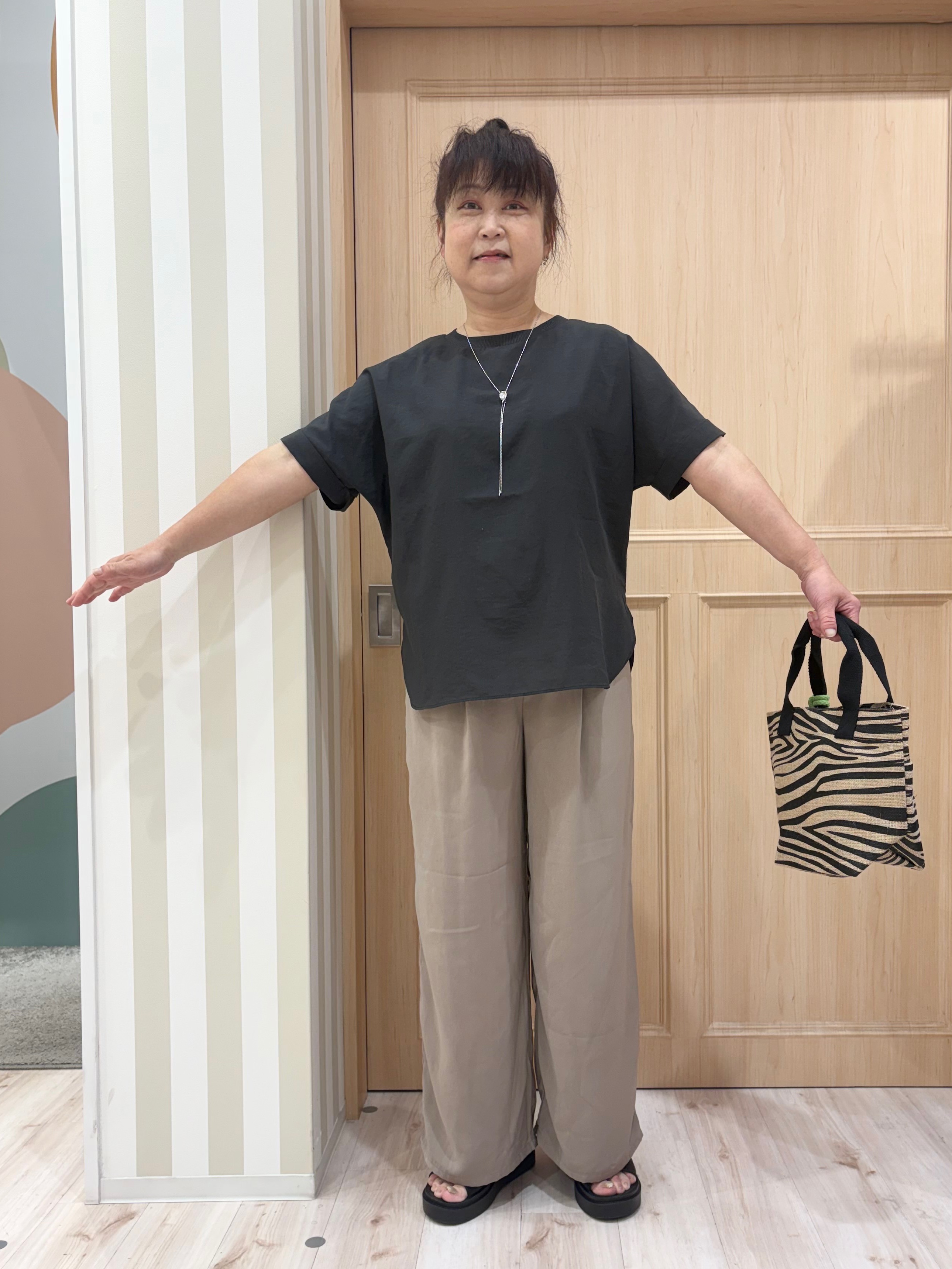 モランさんの「SHOO･LA･RUE｜【着丈選べる/ひんやり/体型カバー】洗濯後しわになりにくい さらっとドルマントップス」を使ったコーディネート