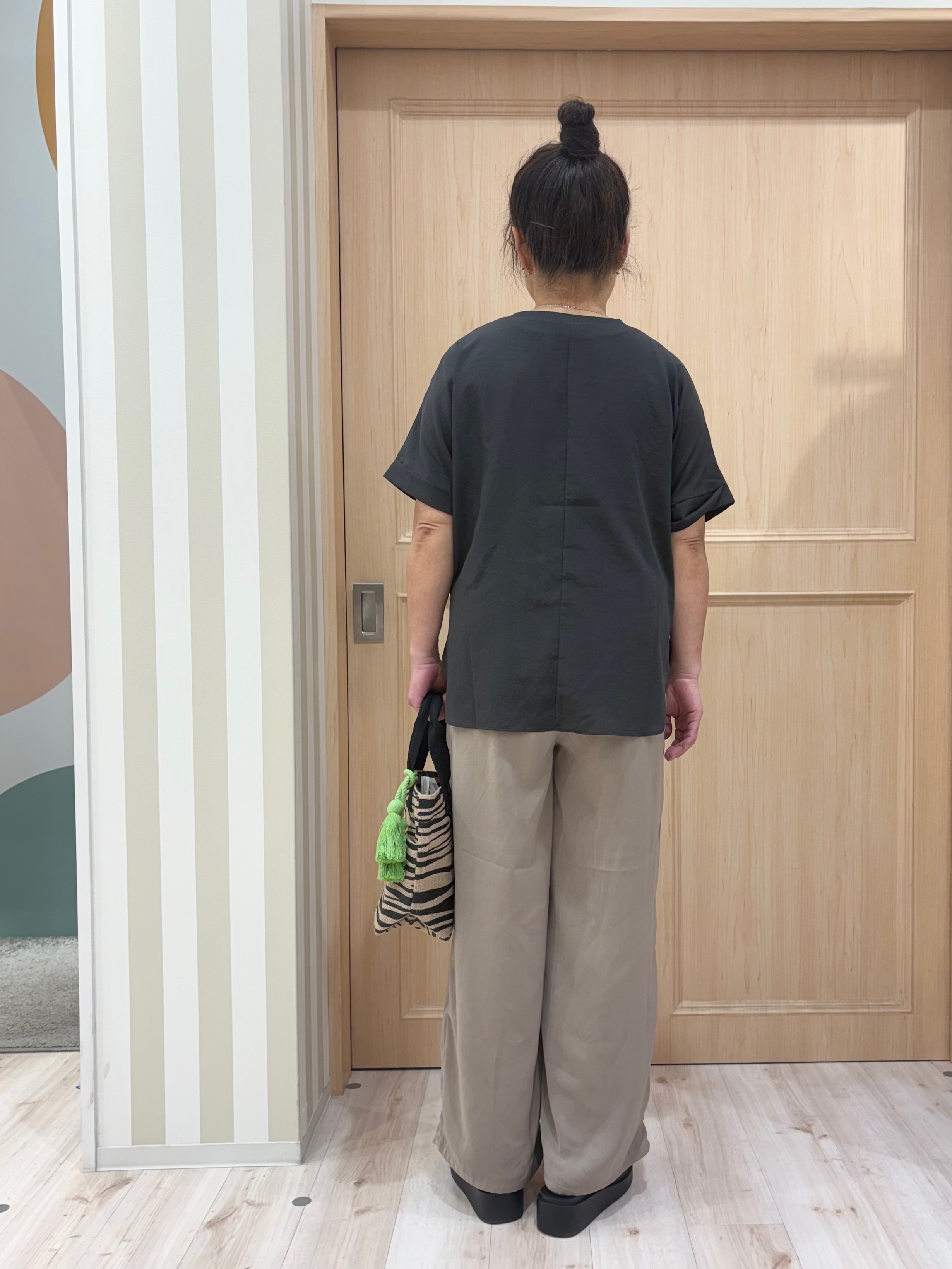 モランさんの「SHOO･LA･RUE｜【着丈選べる/ひんやり/体型カバー】洗濯後しわになりにくい さらっとドルマントップス」を使ったコーディネート