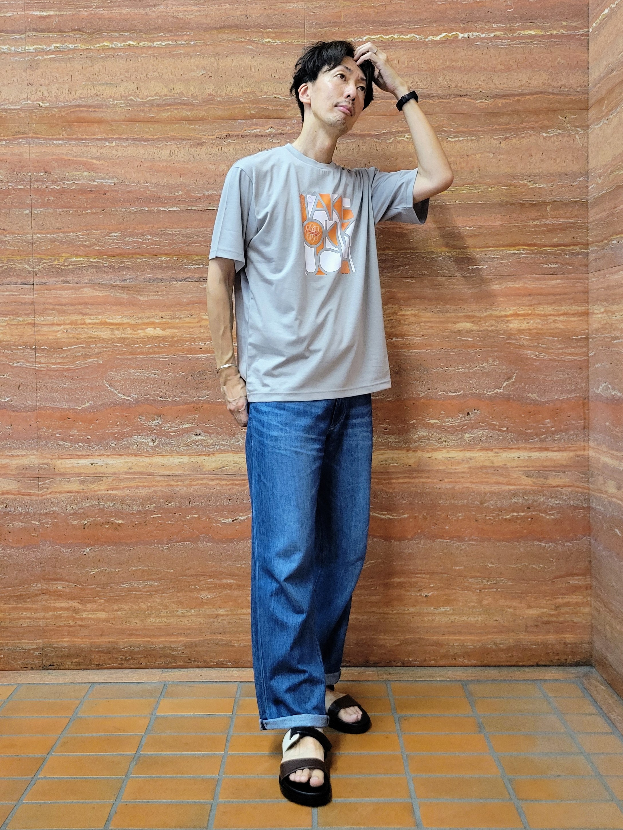 piroyaさんの「TAKEO KIKUCHI｜ロゴグラフィック プリントTシャツ」を使ったコーディネート