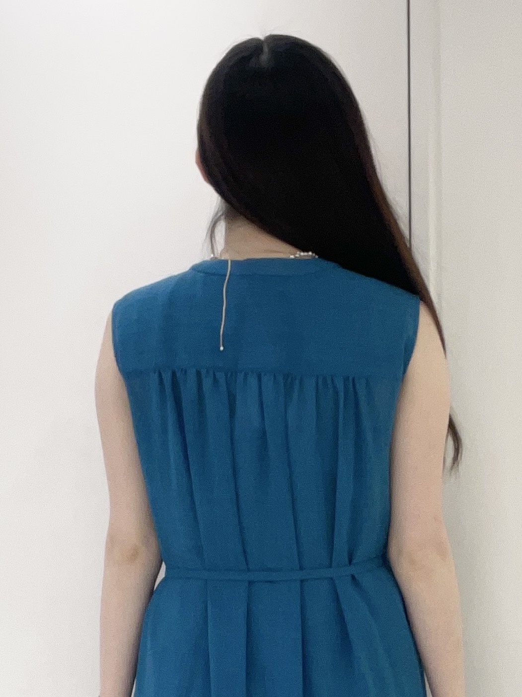 moeさんの「UNTITLED｜【通気性/前開きボタン】シアーVネックワンピース」を使ったコーディネート