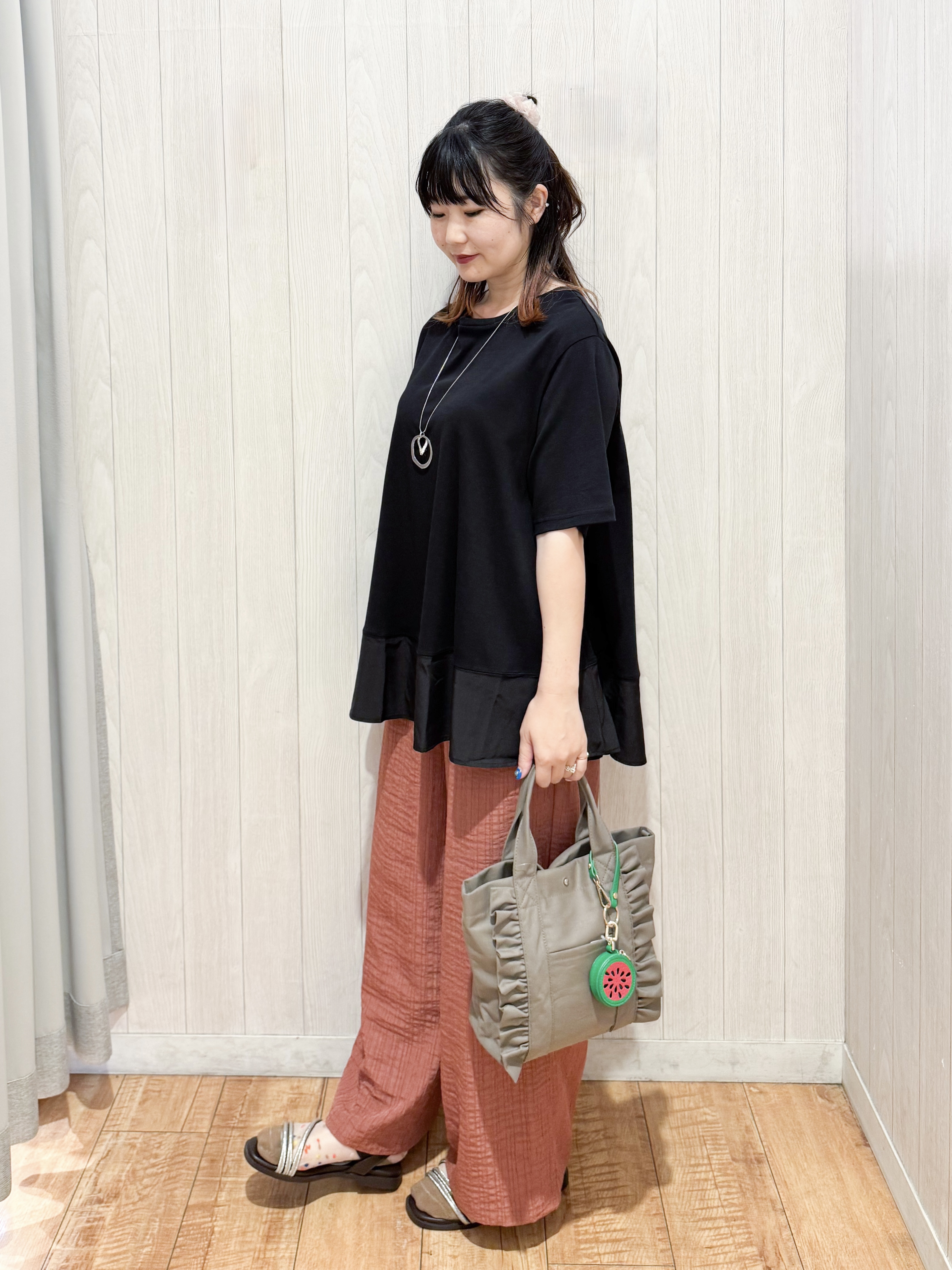 愛さんの「SHOO･LA･RUE｜【新色追加/ひんやり/UV/抗菌防臭】体型カバーも叶う 裾切り替えAライントップス」を使ったコーディネート