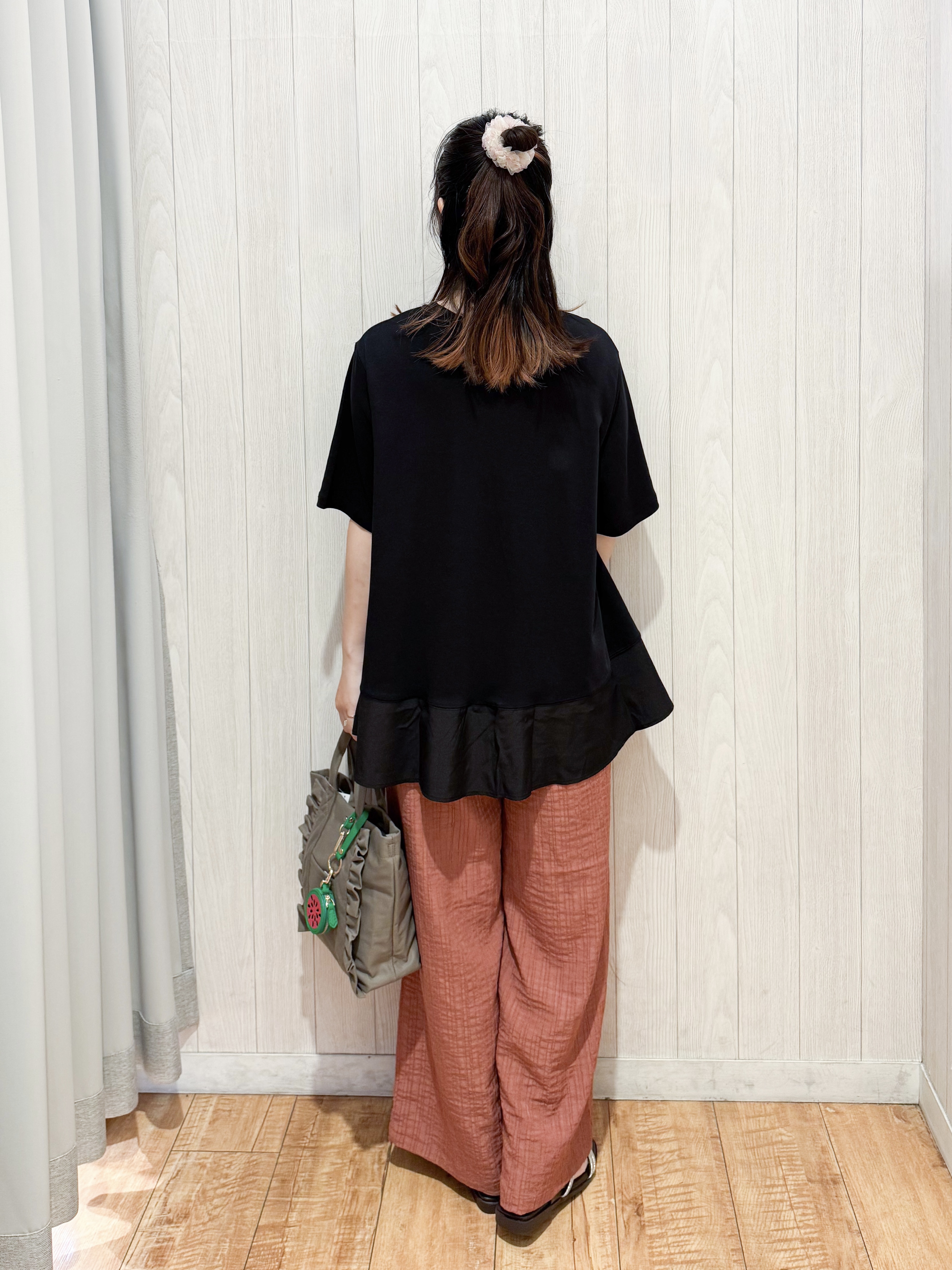 愛さんの「SHOO･LA･RUE｜【新色追加/ひんやり/UV/抗菌防臭】体型カバーも叶う 裾切り替えAライントップス」を使ったコーディネート
