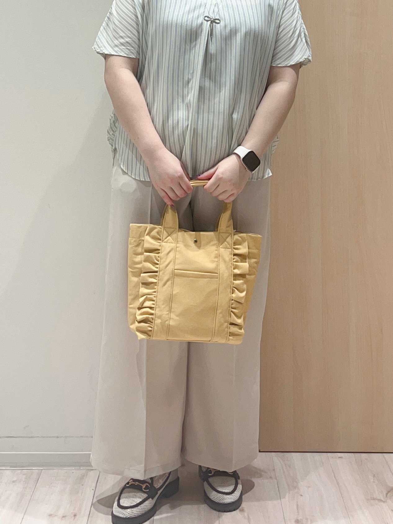 momoさんの「SHOO･LA･RUE｜【洗濯機可/体型カバー】とろみタックスキッパーブラウス」を使ったコーディネート