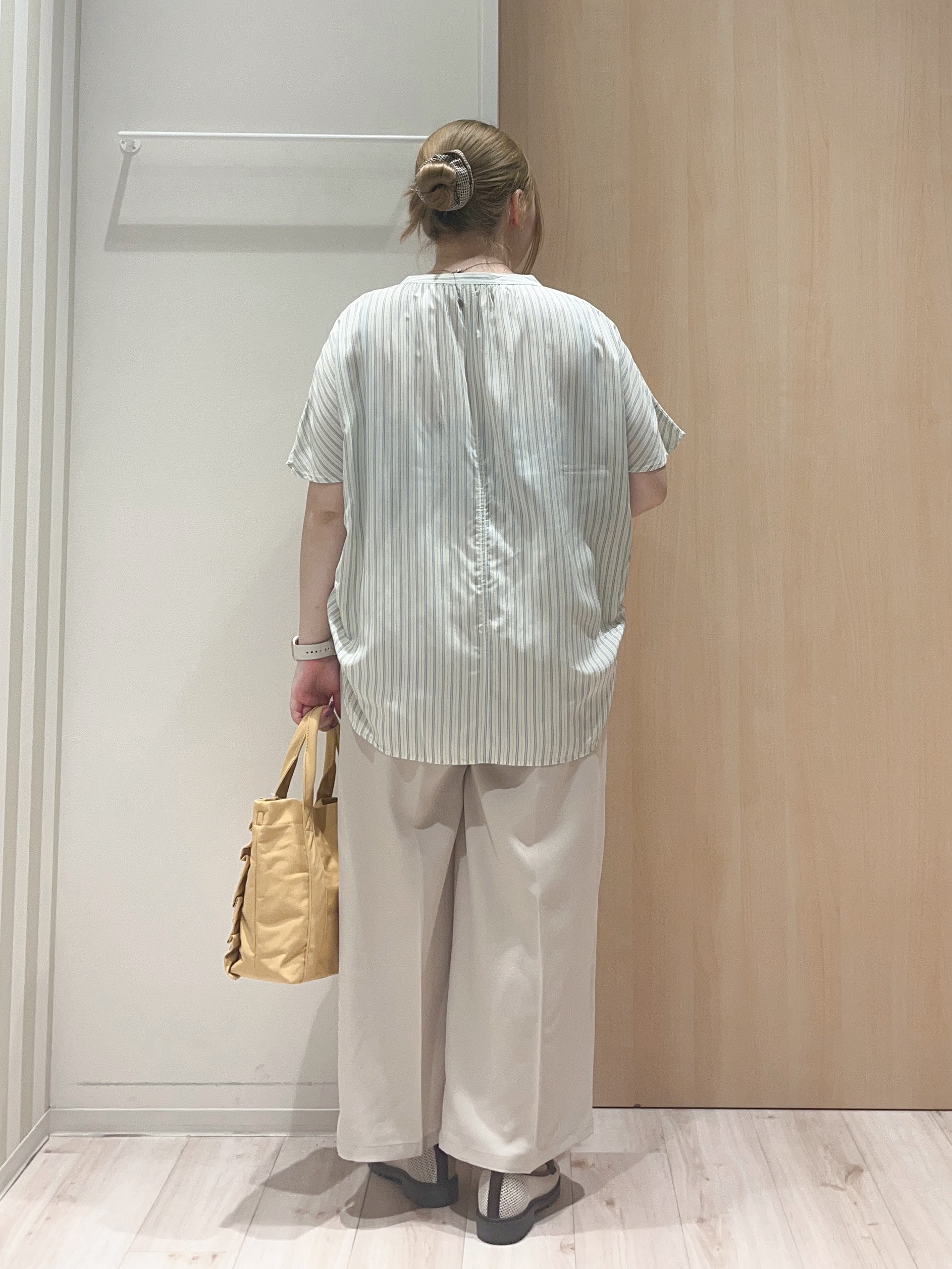 momoさんの「SHOO･LA･RUE｜【洗濯機可/体型カバー】とろみタックスキッパーブラウス」を使ったコーディネート