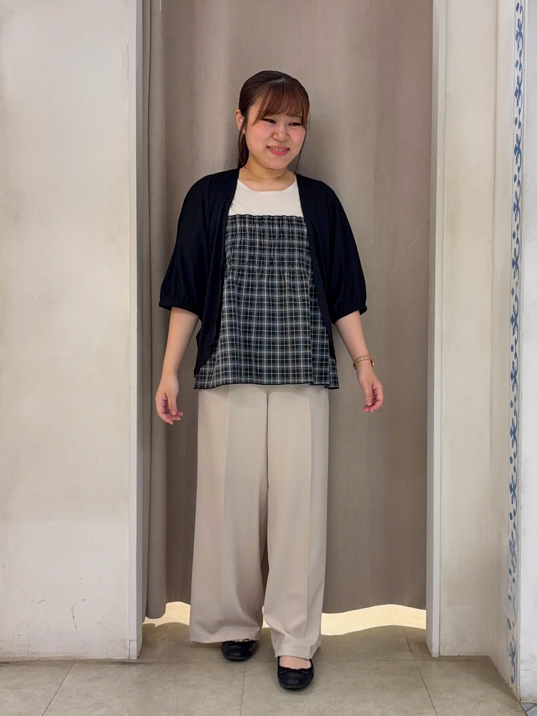SO(R)Aさんの「SHOO･LA･RUE｜【ひんやり/洗濯機可/体型カバー】二の腕隠れる ゆるっとドルマンバンドカラーシャツ」を使ったコーディネート