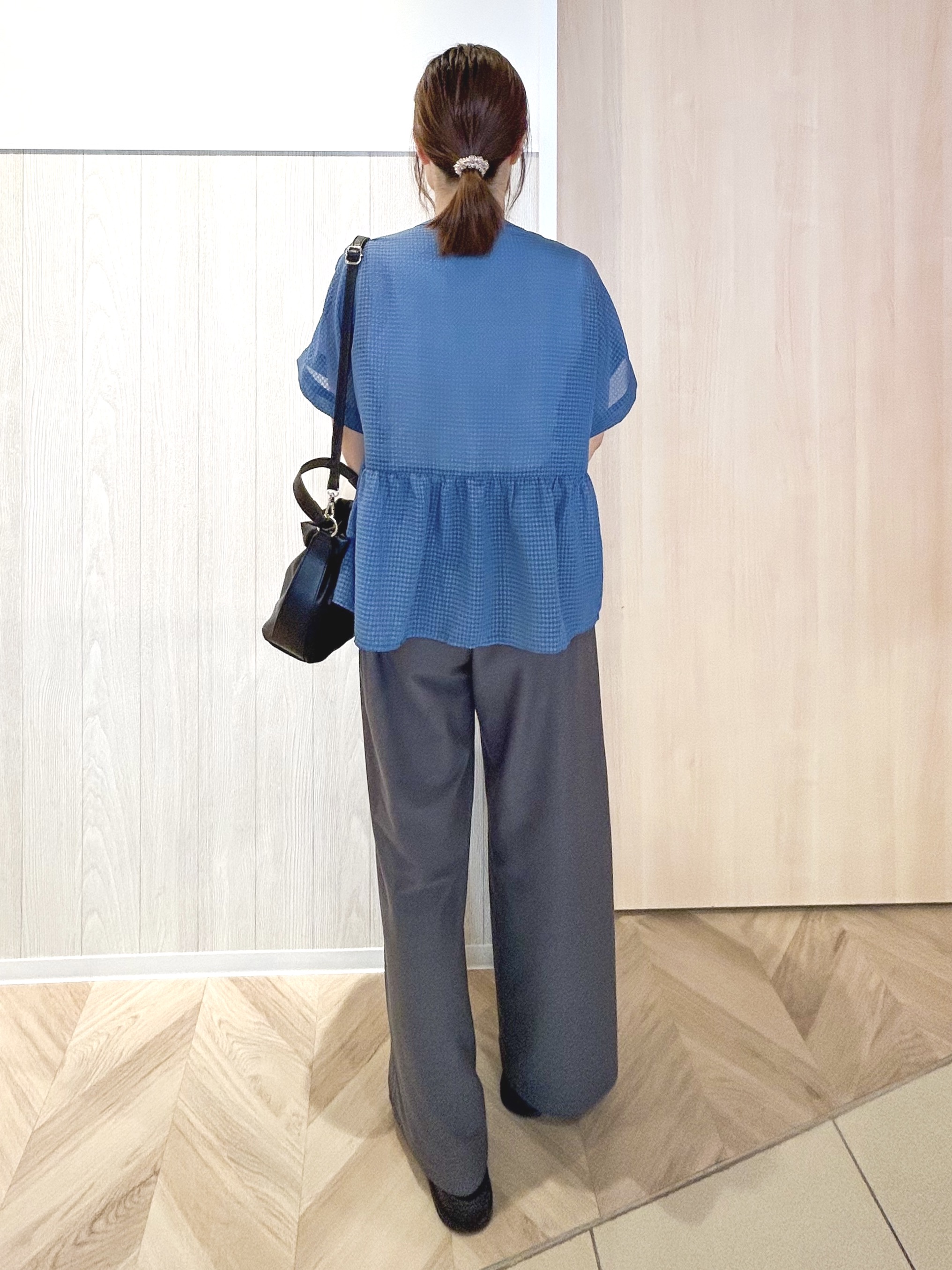 tomoさんの「SHOO･LA･RUE｜【S-LL/洗濯機可】シアーペプラムブラウス」を使ったコーディネート