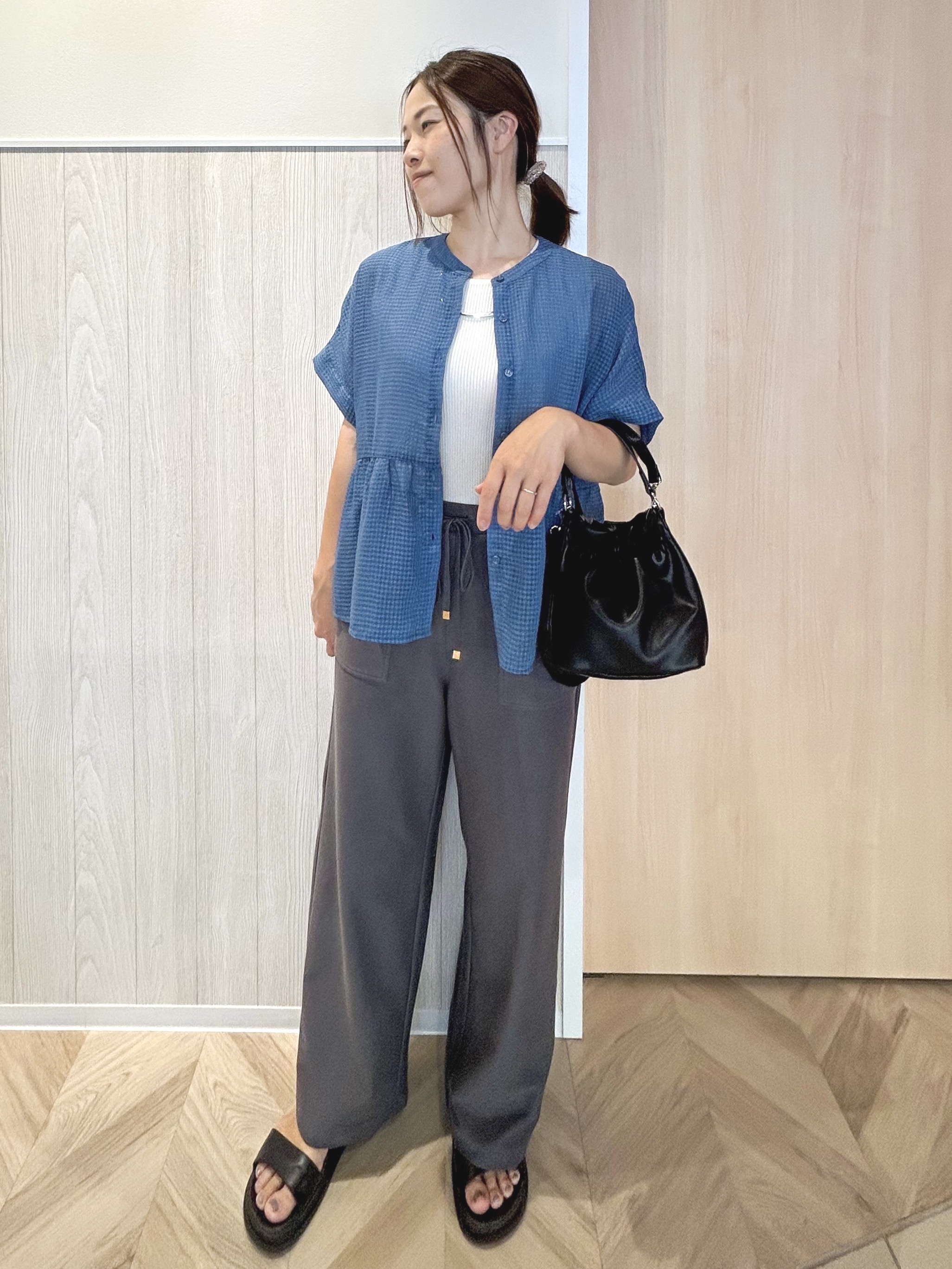 tomoさんの「SHOO･LA･RUE｜【S-LL/洗濯機可】シアーペプラムブラウス」を使ったコーディネート