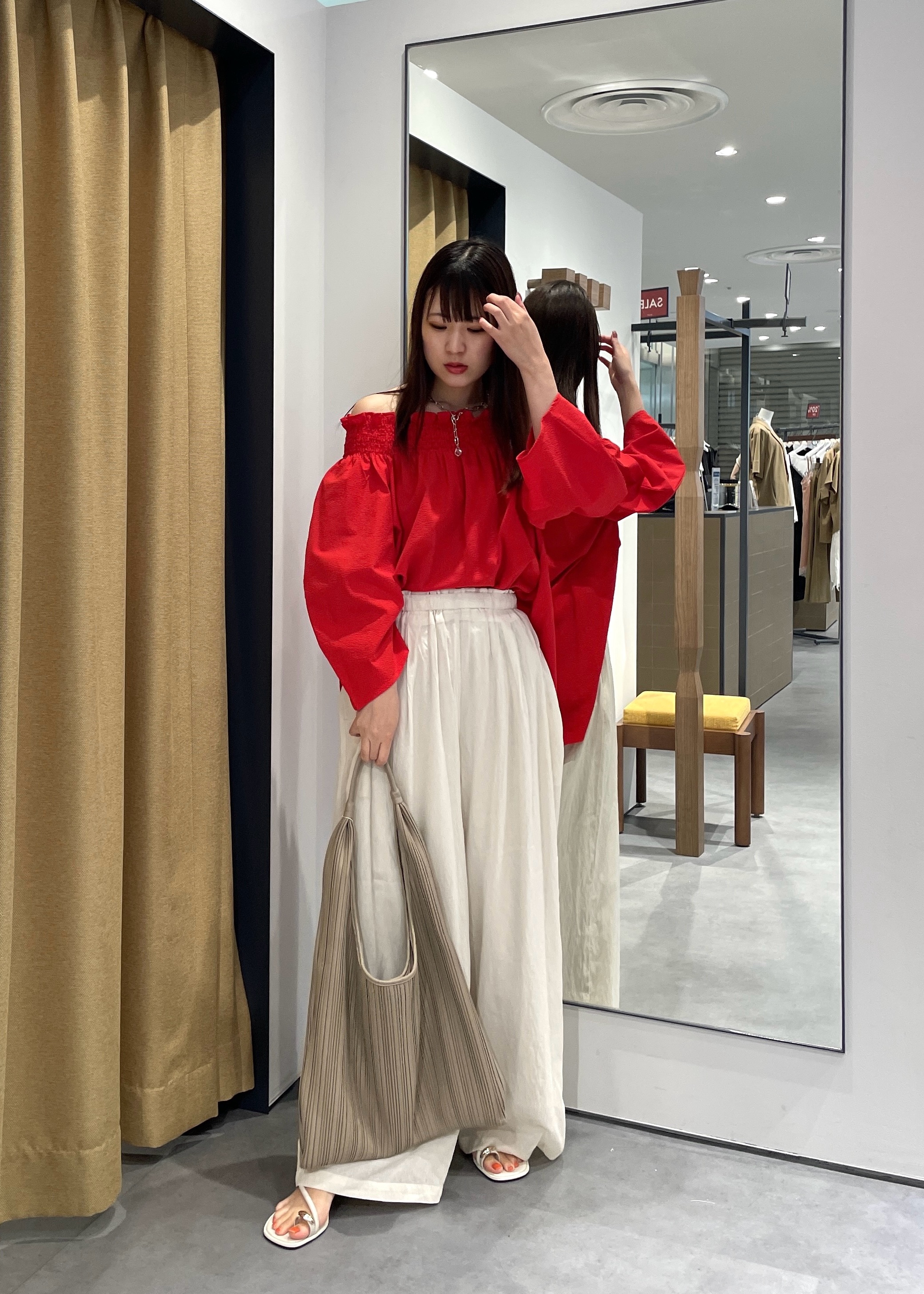 Renoさんの「INDIVI｜サッカーオフショルブラウス【再入荷／2WAY】」を使ったコーディネート