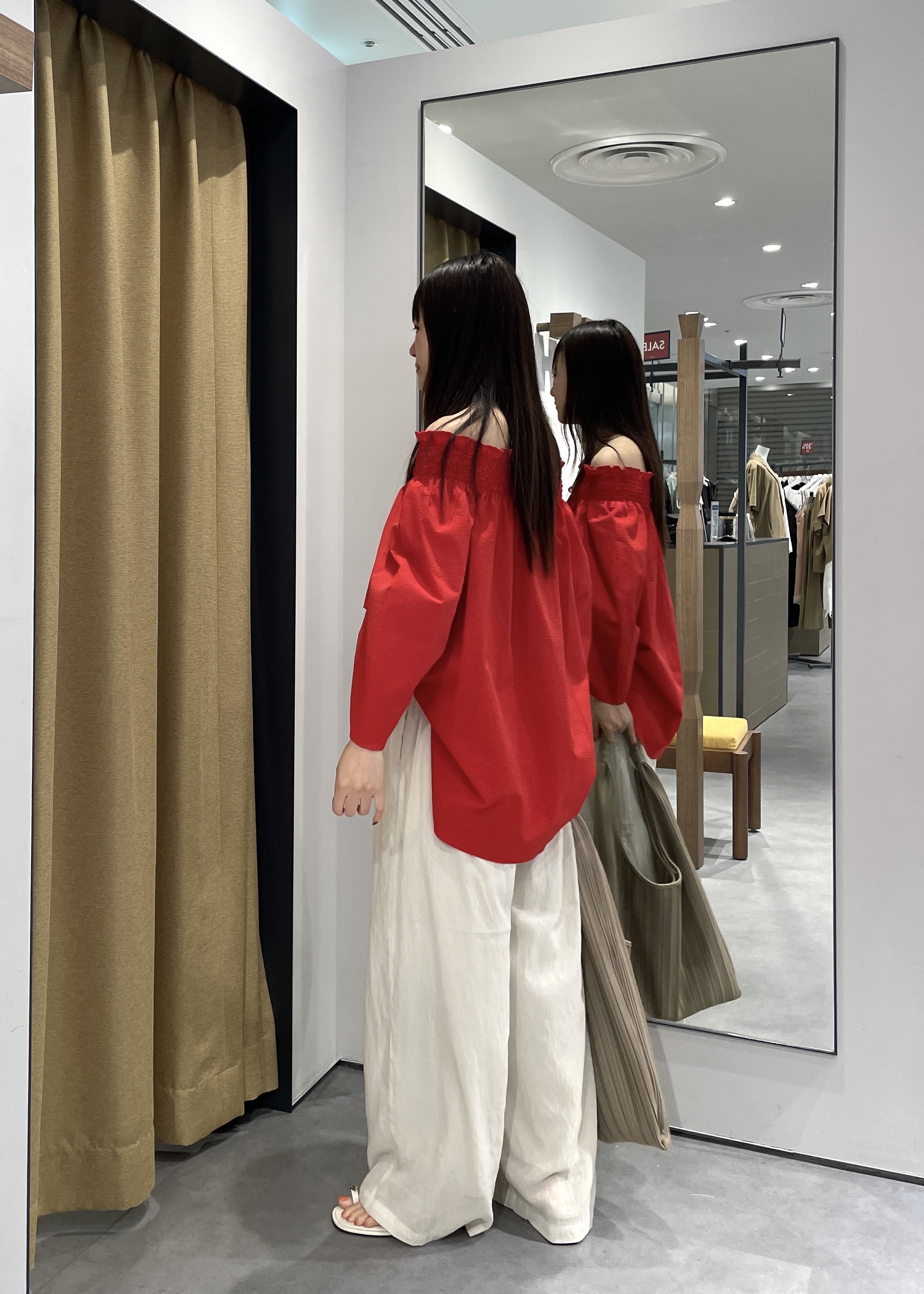 Renoさんの「INDIVI｜サッカーオフショルブラウス【再入荷／2WAY】」を使ったコーディネート