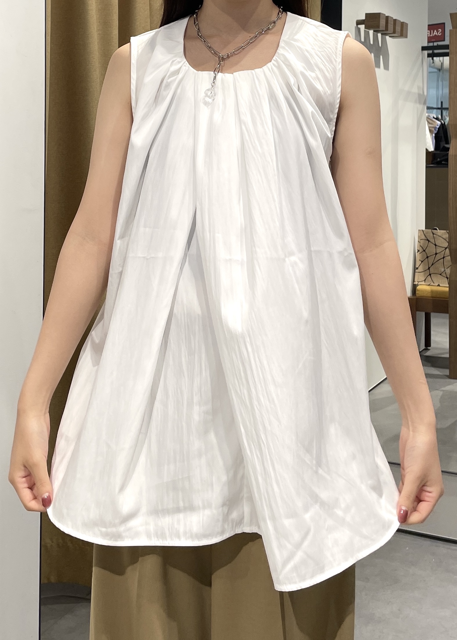 Renoさんの「INDIVI｜ボリュームタックスリーブレスブラウス」を使ったコーディネート