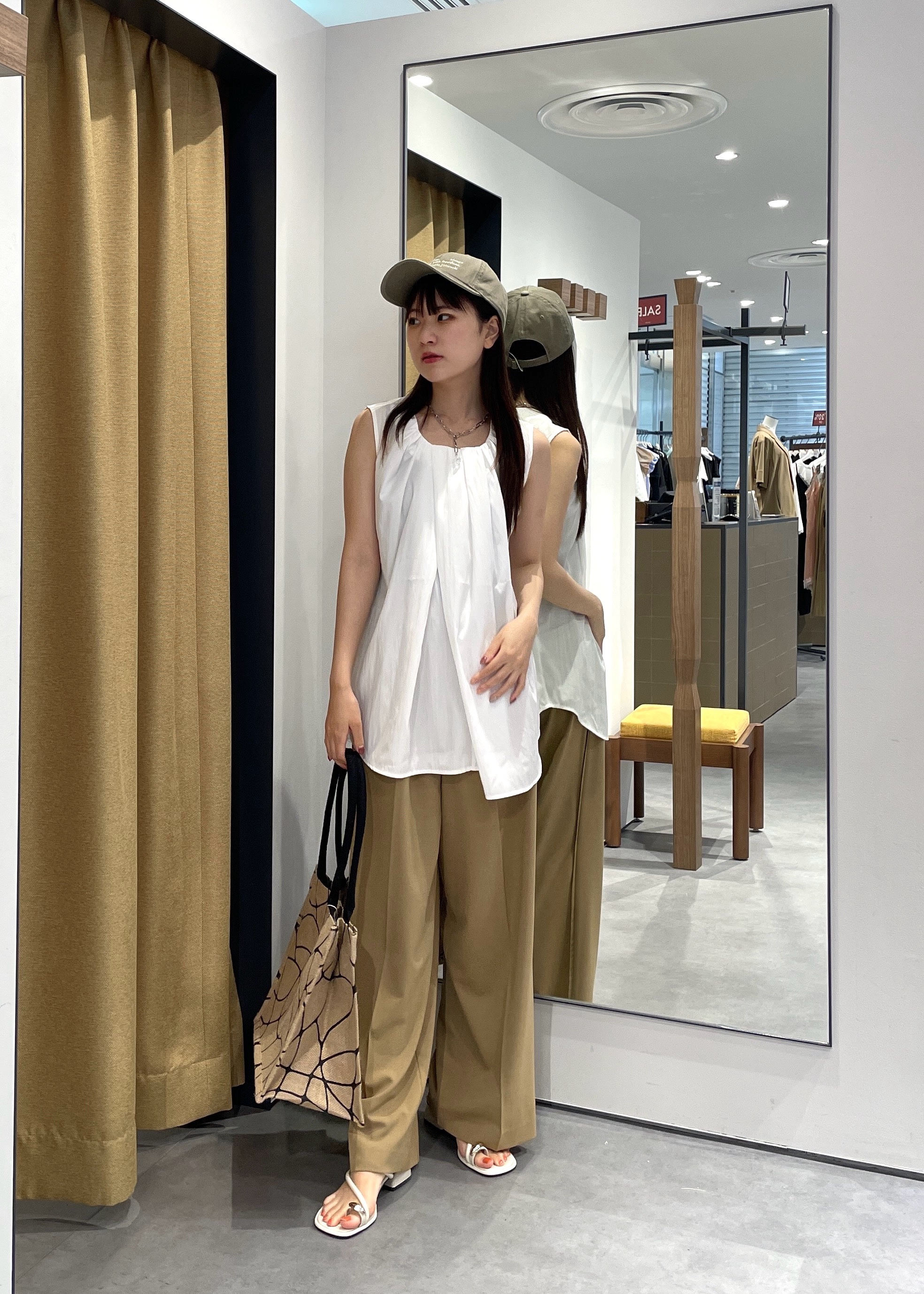 Renoさんの「INDIVI｜ボリュームタックスリーブレスブラウス」を使ったコーディネート