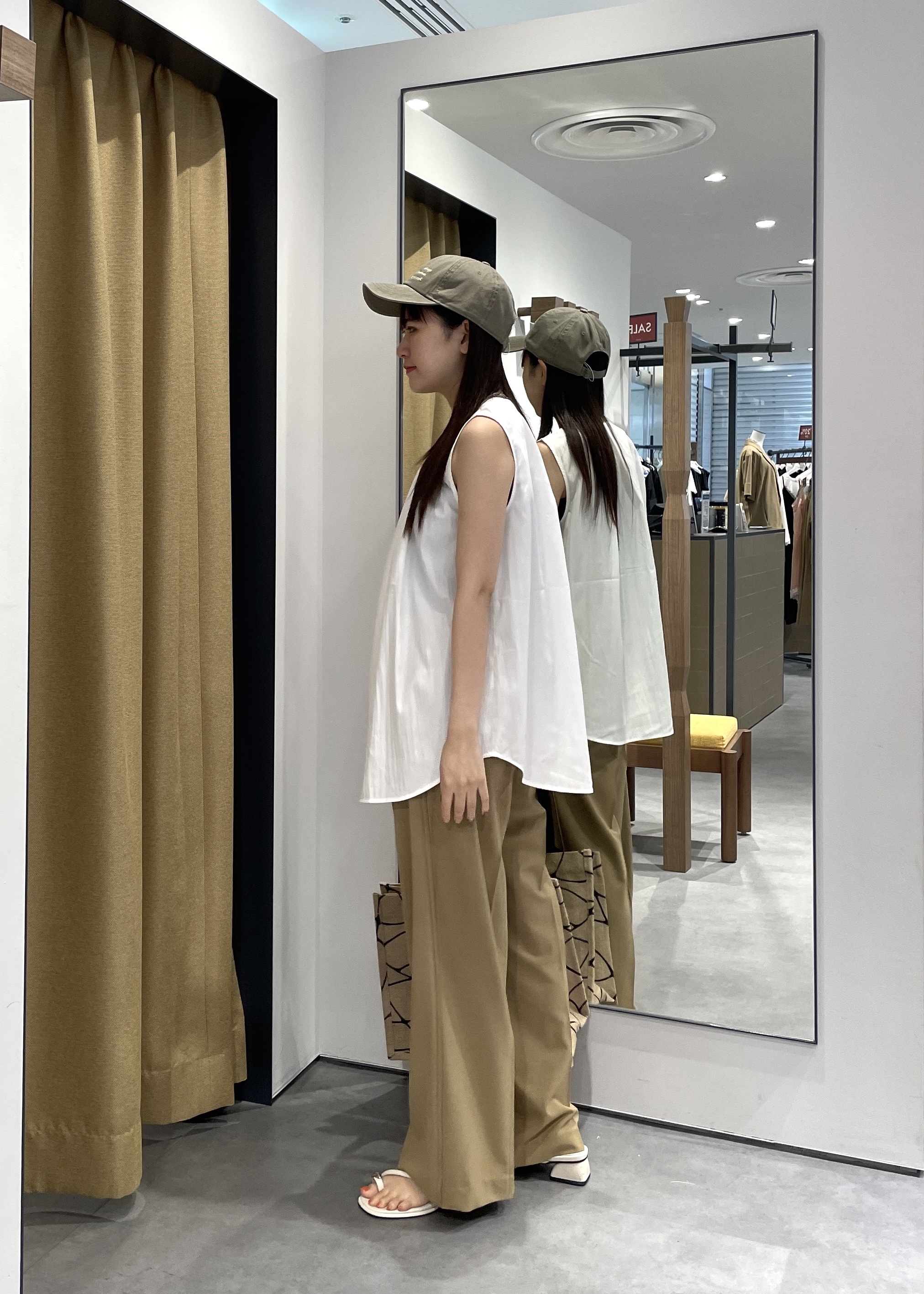 Renoさんの「INDIVI｜ボリュームタックスリーブレスブラウス」を使ったコーディネート