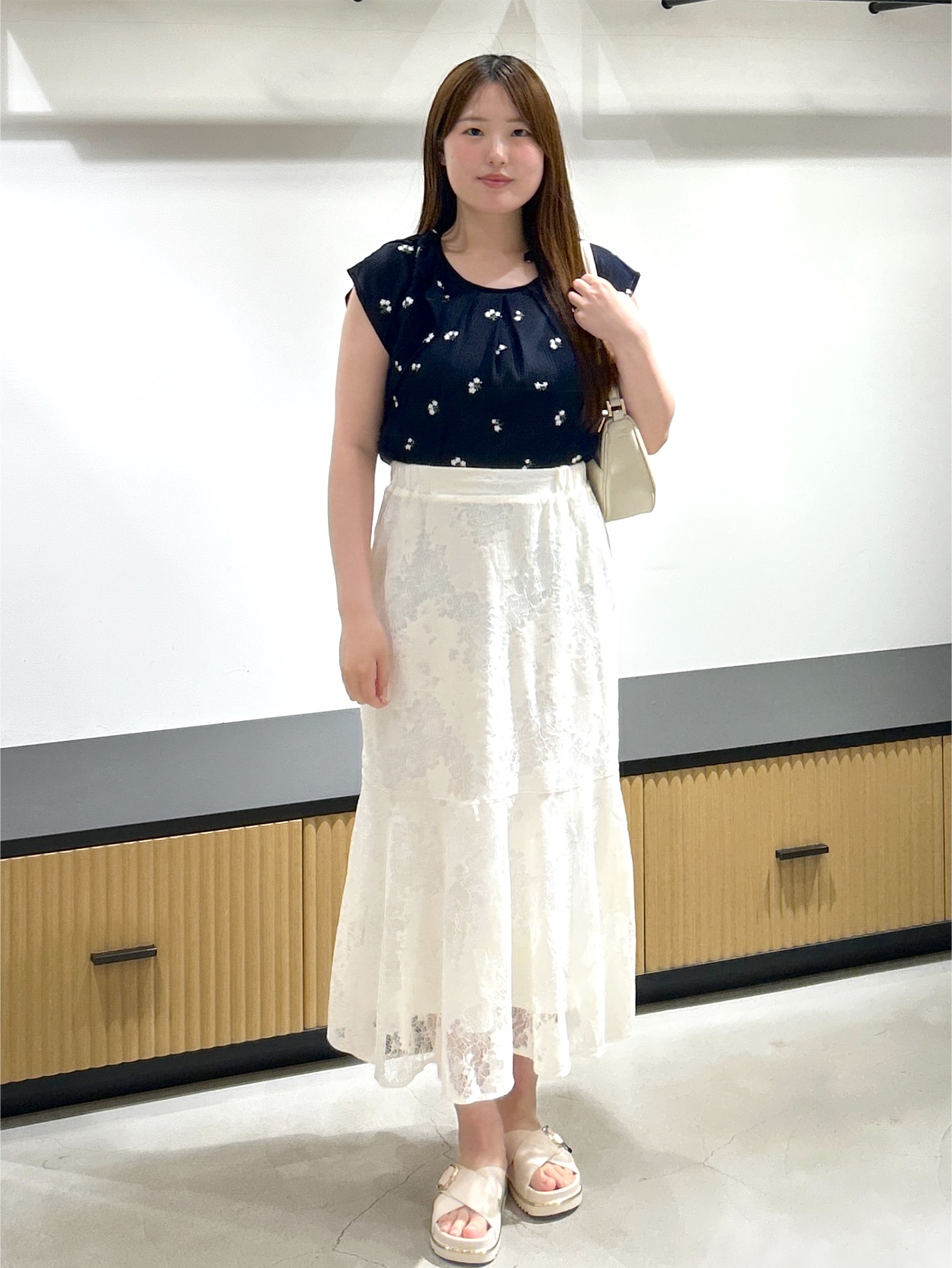 sayaさんの「OPAQUE.CLIP｜2wayフリルリボン刺繍ブラウス【洗濯機OK／イージーアイロン】」を使ったコーディネート