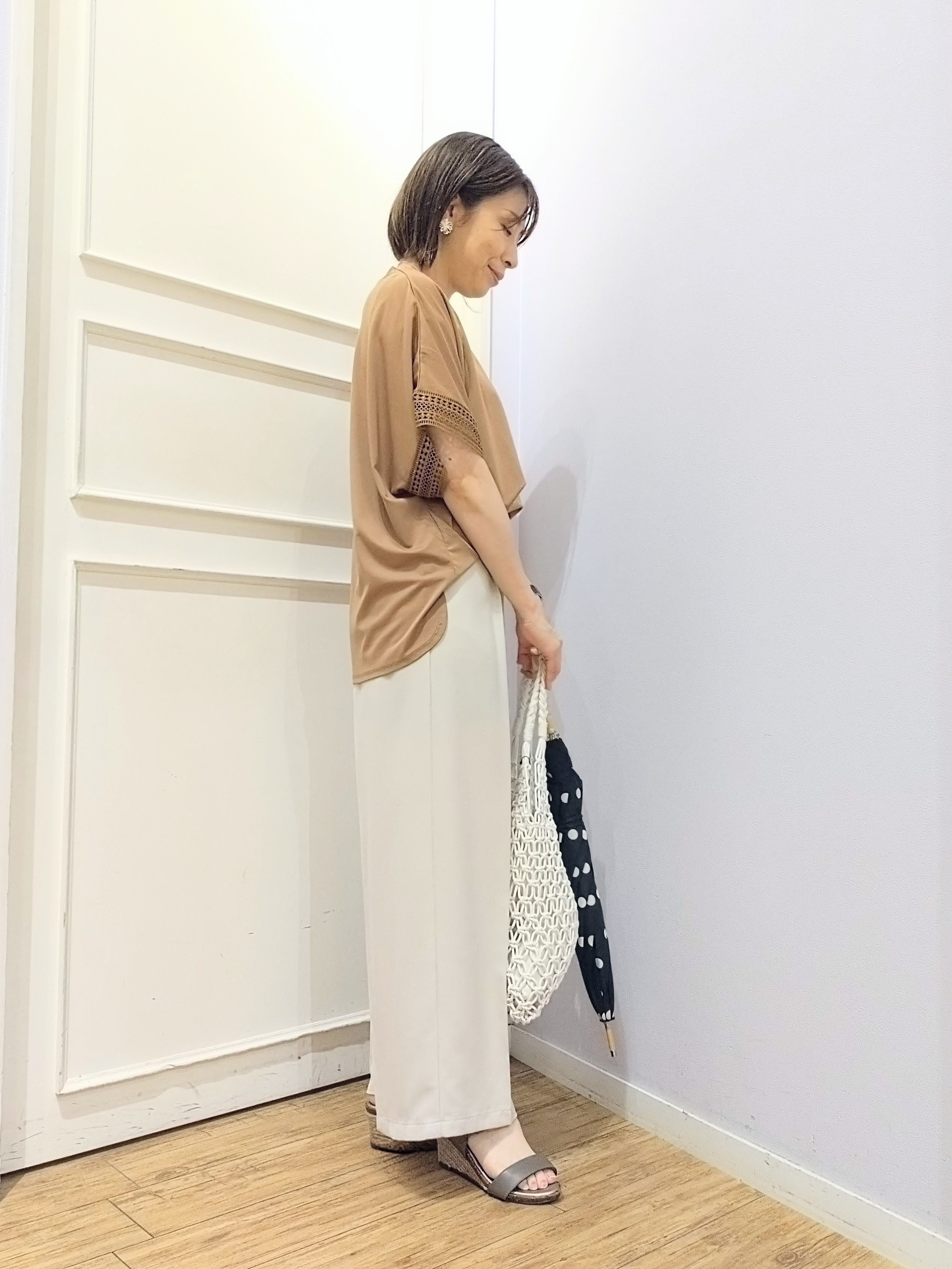 miomioさんの「SHOO･LA･RUE｜【ひんやり/UV】お袖レースが上品 ゆったりとろみトップス」を使ったコーディネート