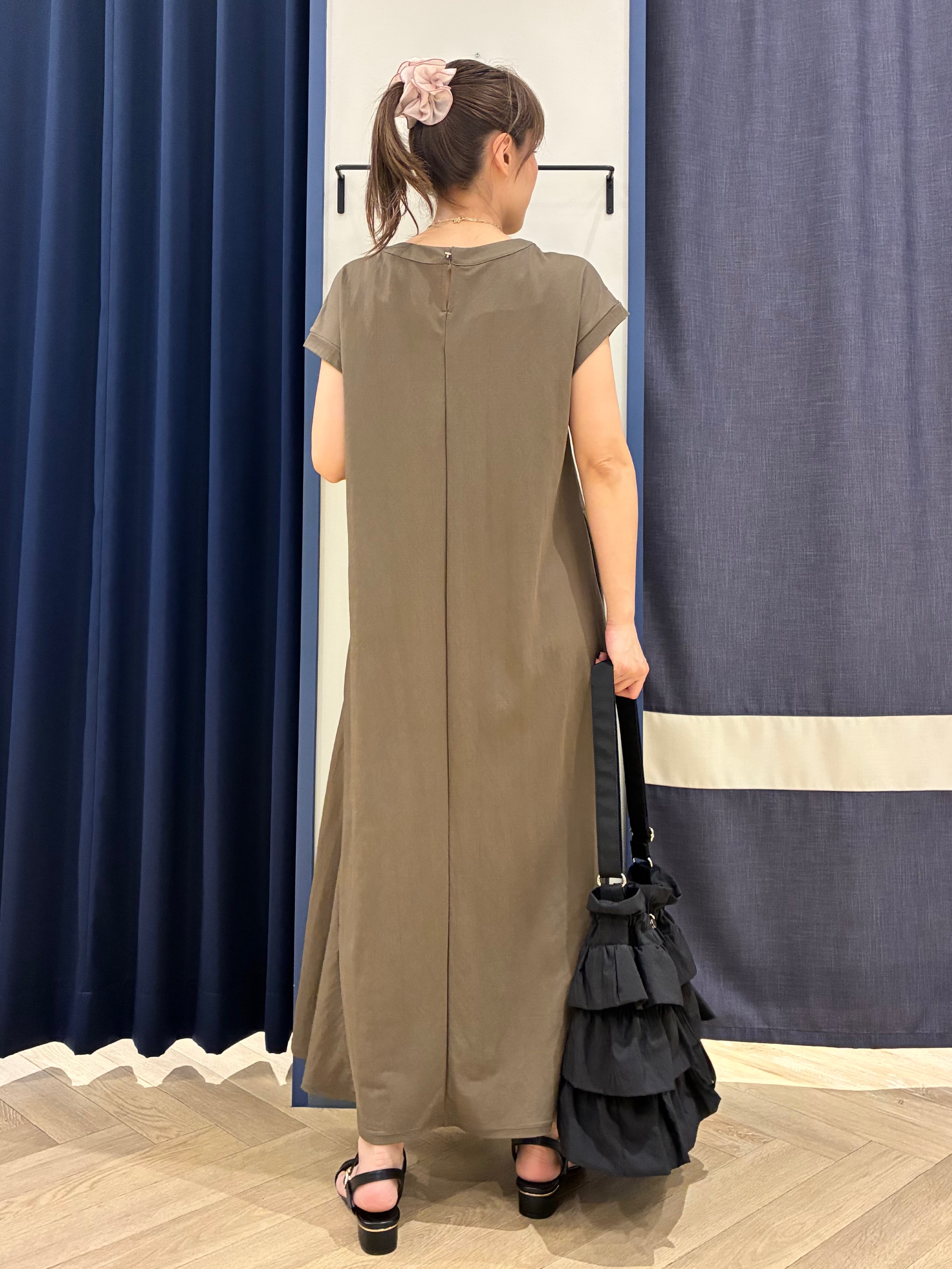 Orikaさんの「grove｜【低身長さんも選べる着丈】モクロディフレンチワンピース」を使ったコーディネート