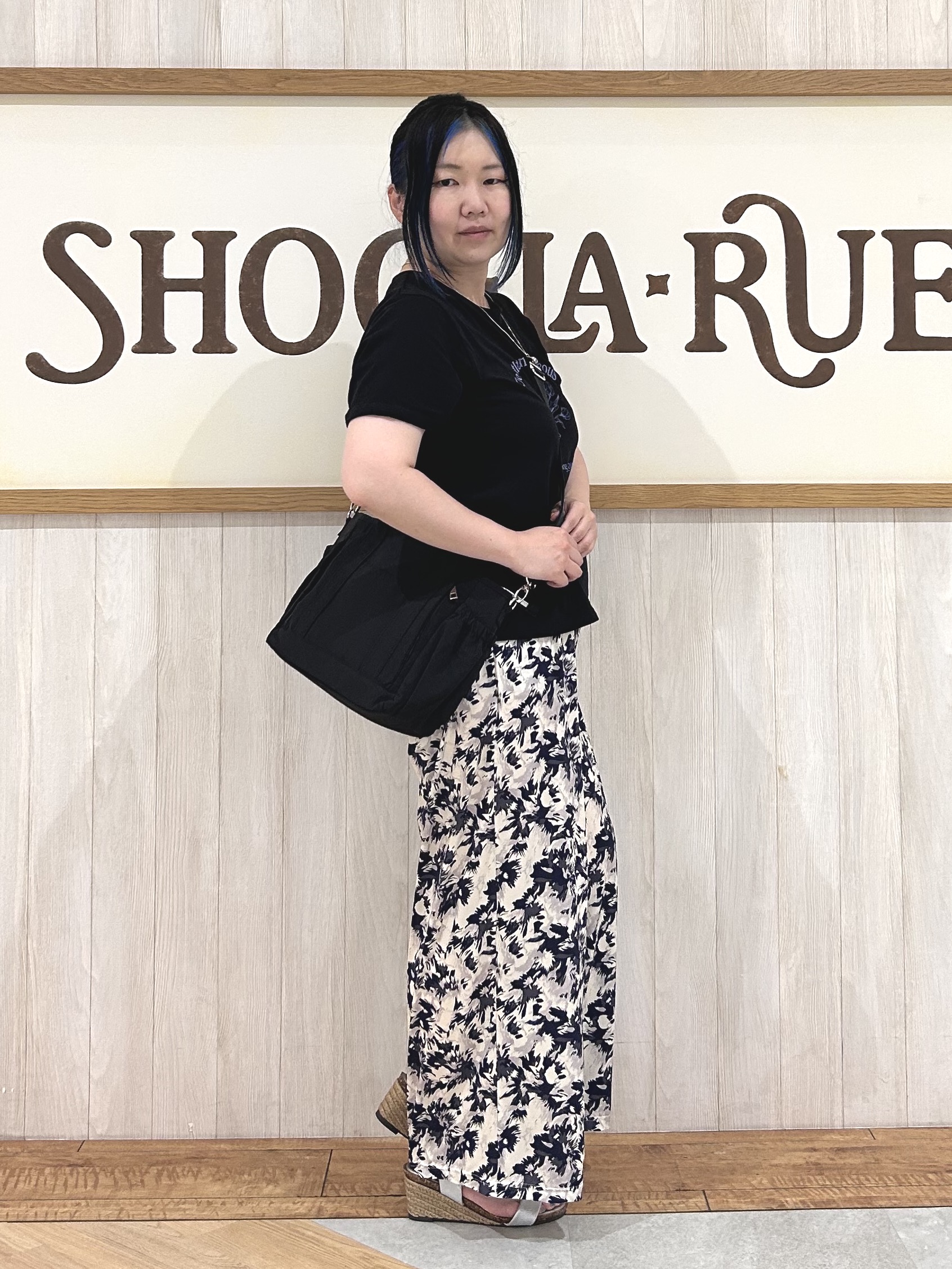 まるさんの「SHOO･LA･RUE｜【ひんやり/S-LL/洗濯機可】真夏に着たい 大人のベーシックカラープリントTシャツ」を使ったコーディネート