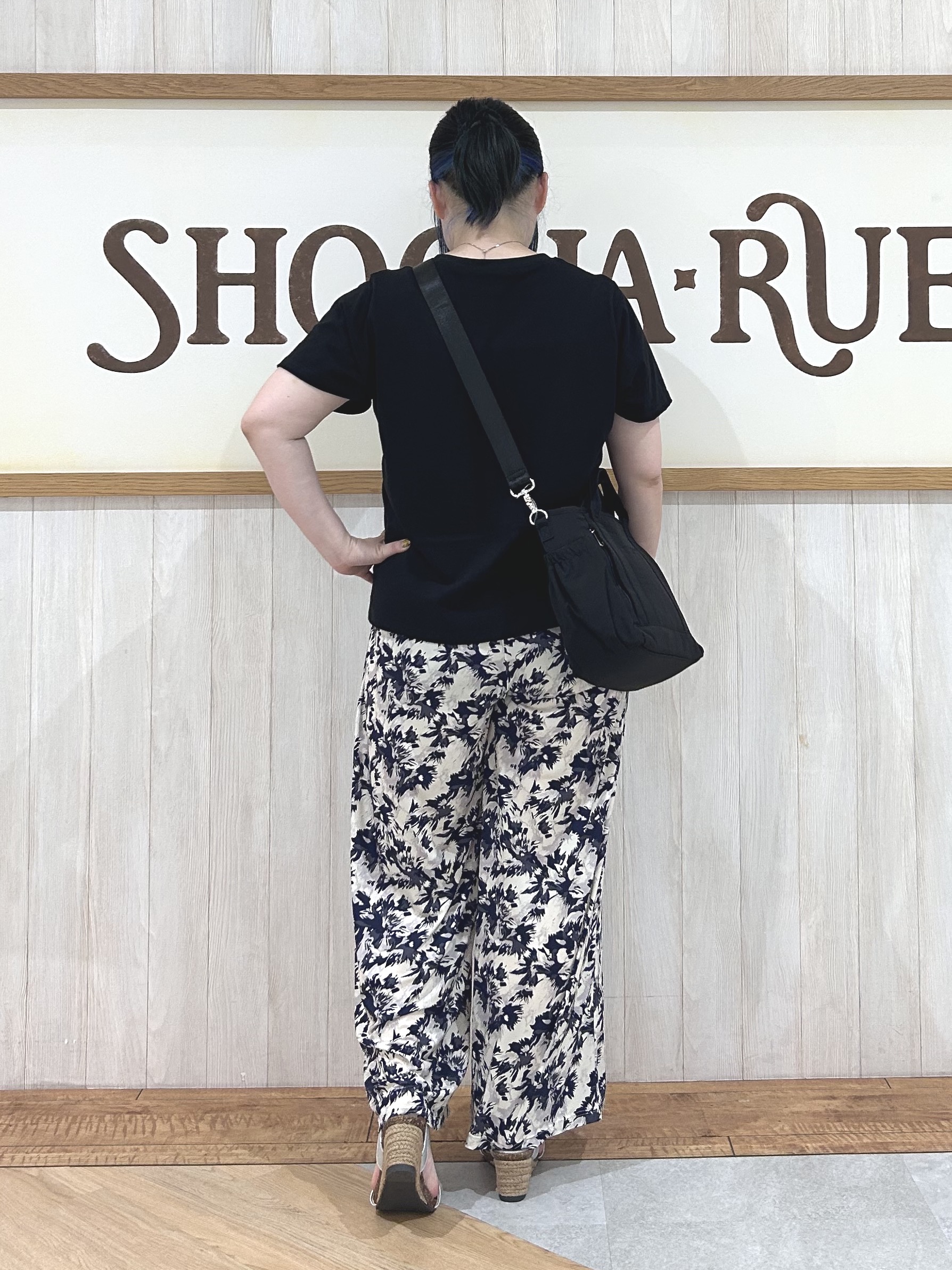 まるさんの「SHOO･LA･RUE｜【ひんやり/S-LL/洗濯機可】真夏に着たい 大人のベーシックカラープリントTシャツ」を使ったコーディネート