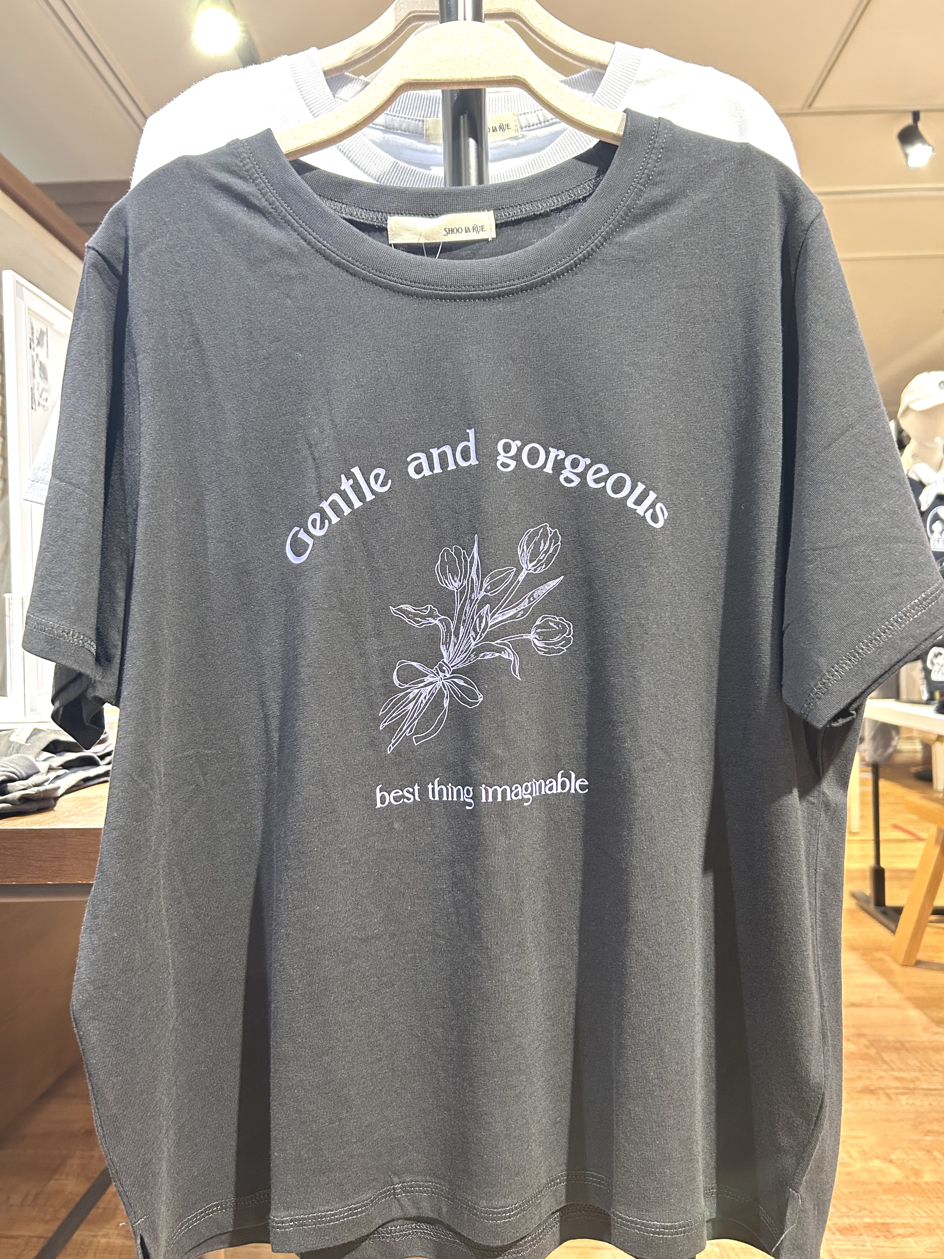 まるさんの「SHOO･LA･RUE｜【ひんやり/S-LL/洗濯機可】真夏に着たい 大人のベーシックカラープリントTシャツ」を使ったコーディネート