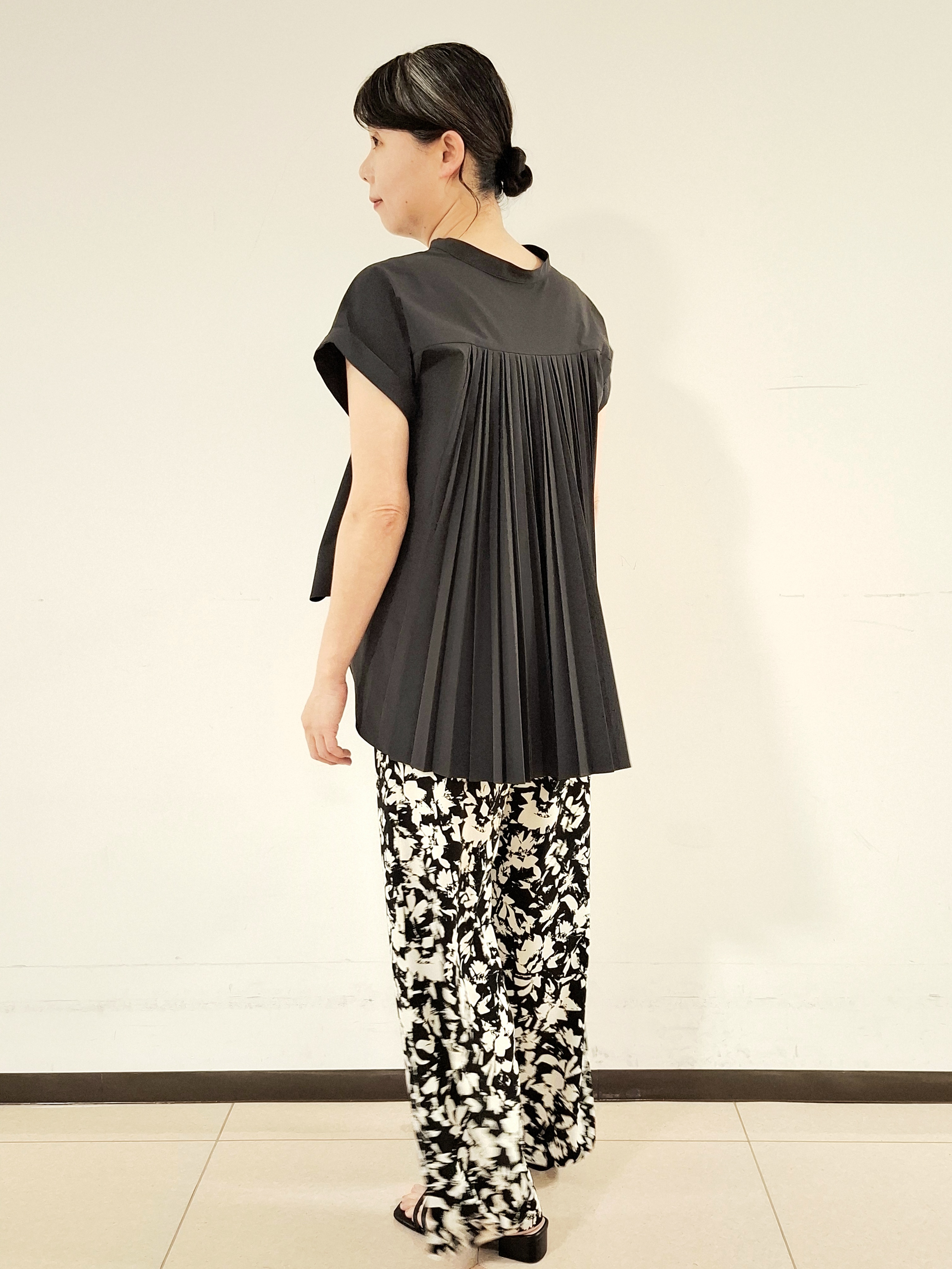 ねぎさんの「UNTITLED｜【吸水速乾/接触冷感】バックプリーツデザインブラウス」を使ったコーディネート