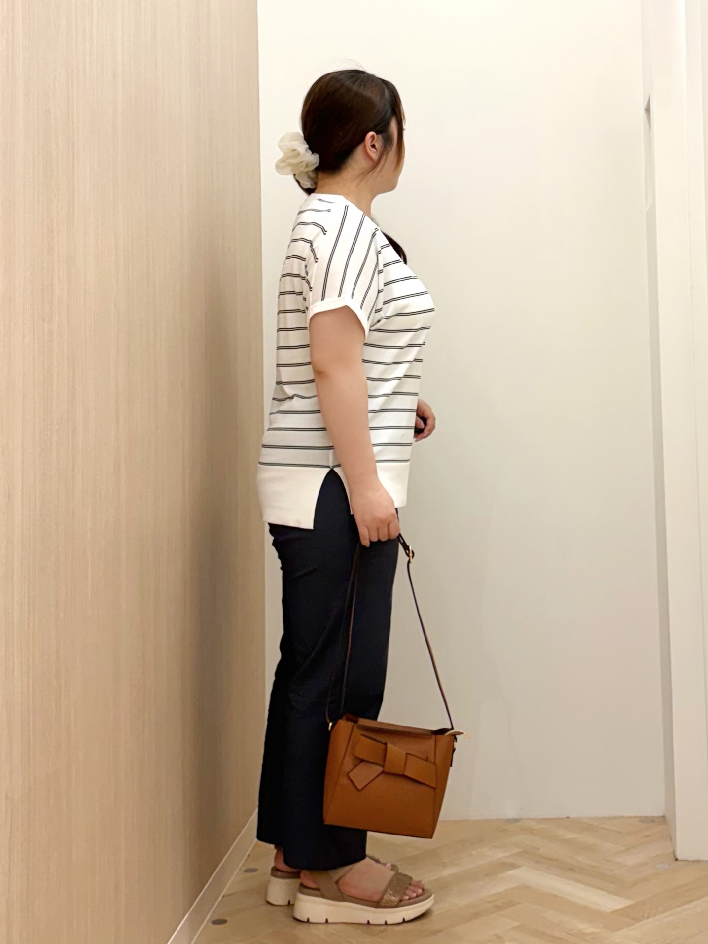 akariさんの「grove｜【シリーズ累計36万枚！やわらかドライタッチ】夏にうれしい多機能ロングニット」を使ったコーディネート