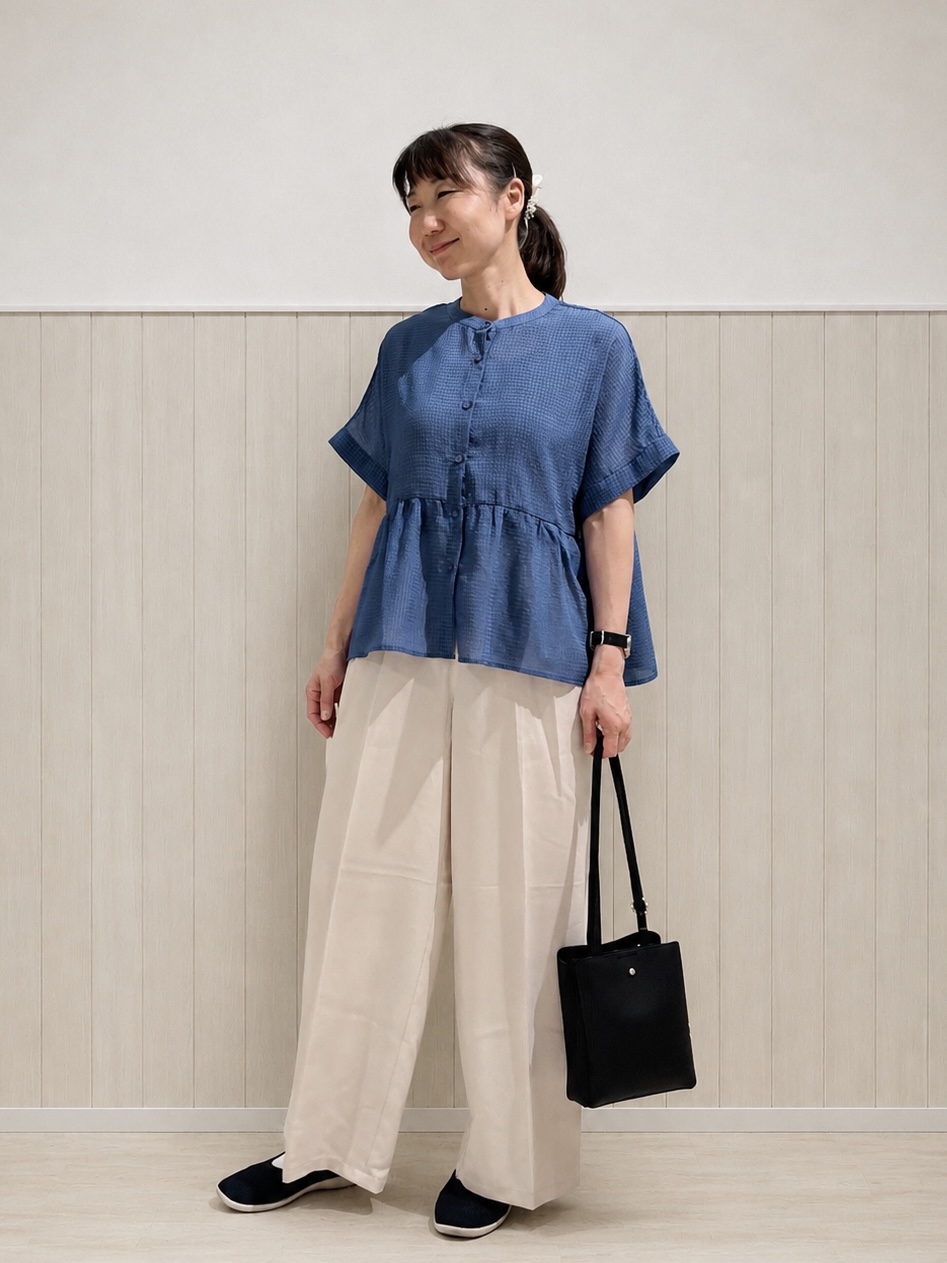 まつみさんの「SHOO･LA･RUE｜【S-LL/洗濯機可】シアーペプラムブラウス」を使ったコーディネート