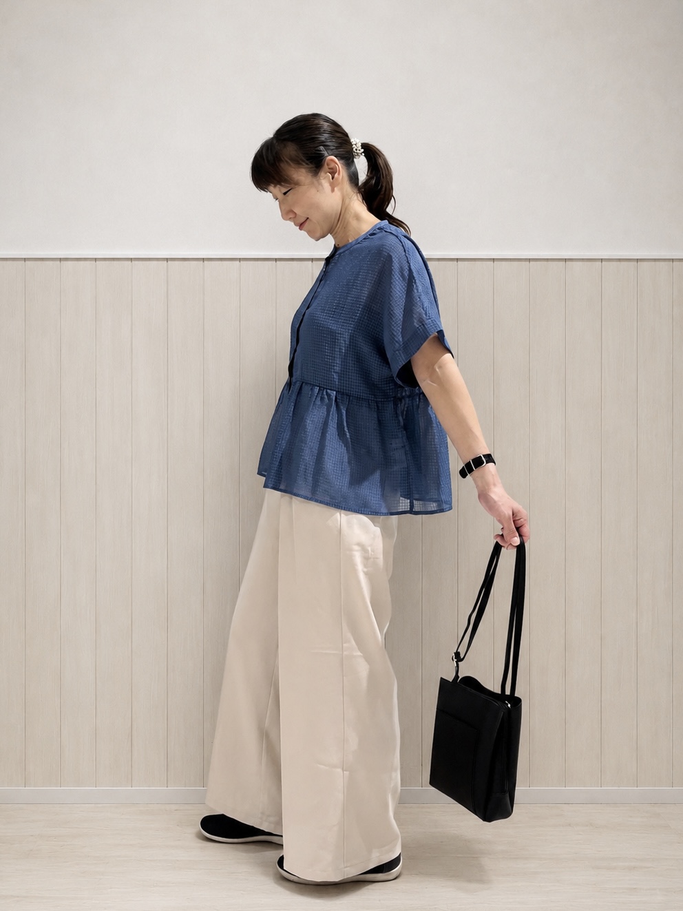 まつみさんの「SHOO･LA･RUE｜【S-LL/洗濯機可】シアーペプラムブラウス」を使ったコーディネート