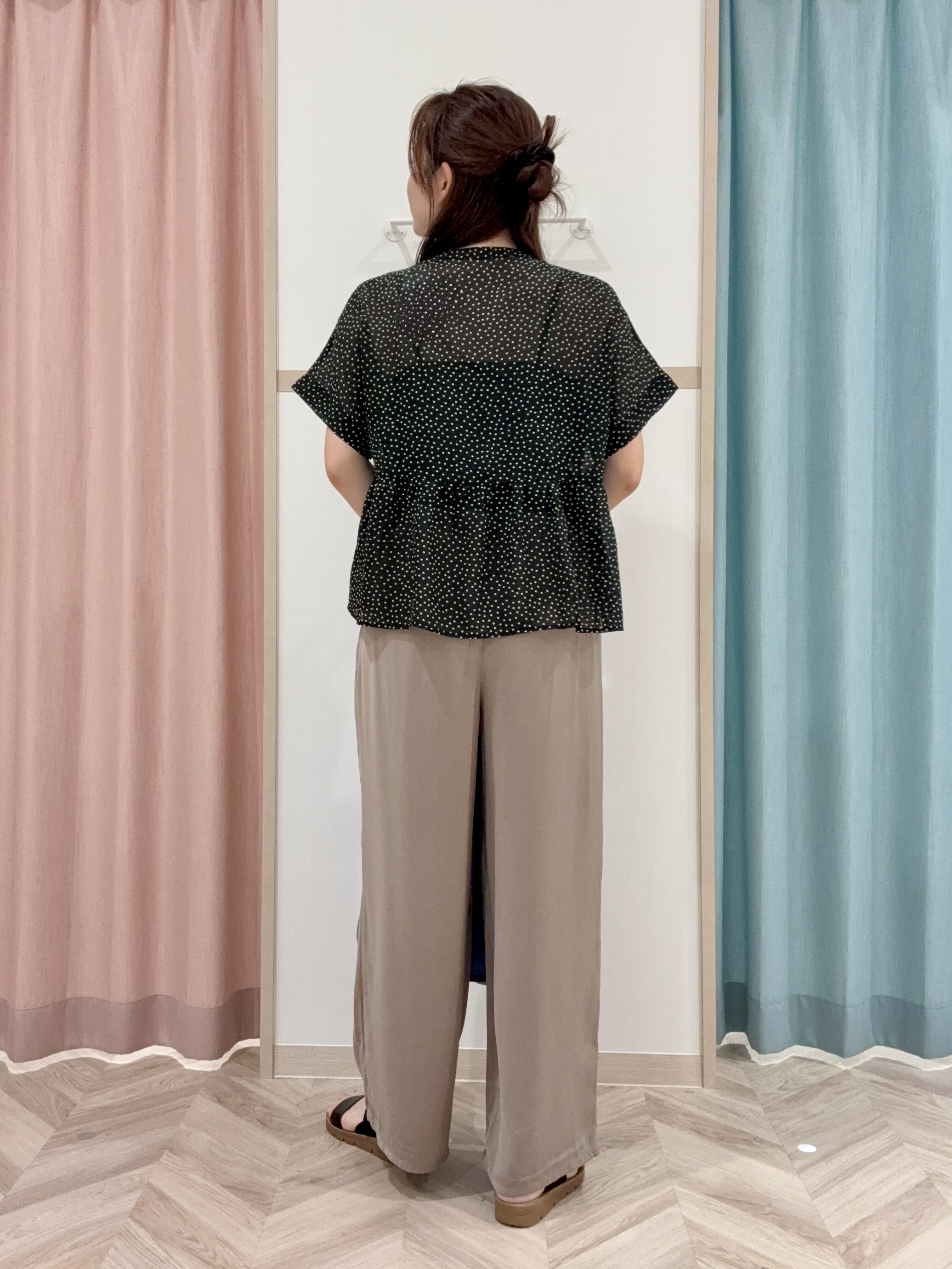 kさんの「SHOO･LA･RUE｜【S-LL/洗濯機可】シアーペプラムブラウス」を使ったコーディネート