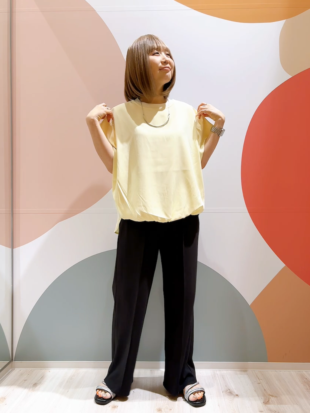 長男さんの「SHOO･LA･RUE｜【洗濯機可/体型カバー】インせずこなれる ふんわり裾バルーントップス」を使ったコーディネート