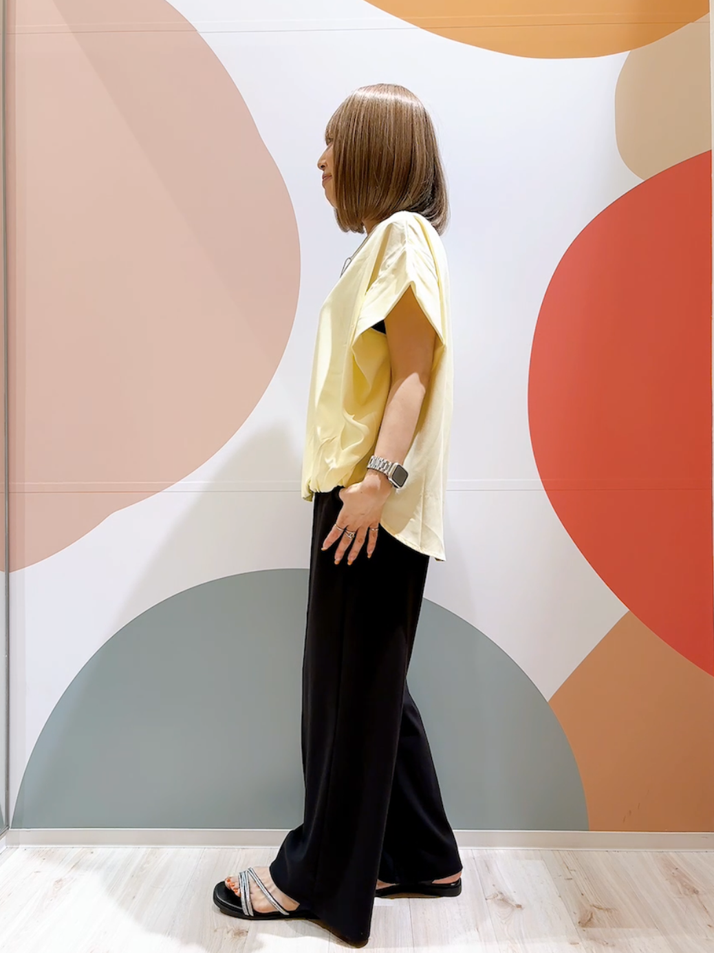 長男さんの「SHOO･LA･RUE｜【洗濯機可/体型カバー】インせずこなれる ふんわり裾バルーントップス」を使ったコーディネート