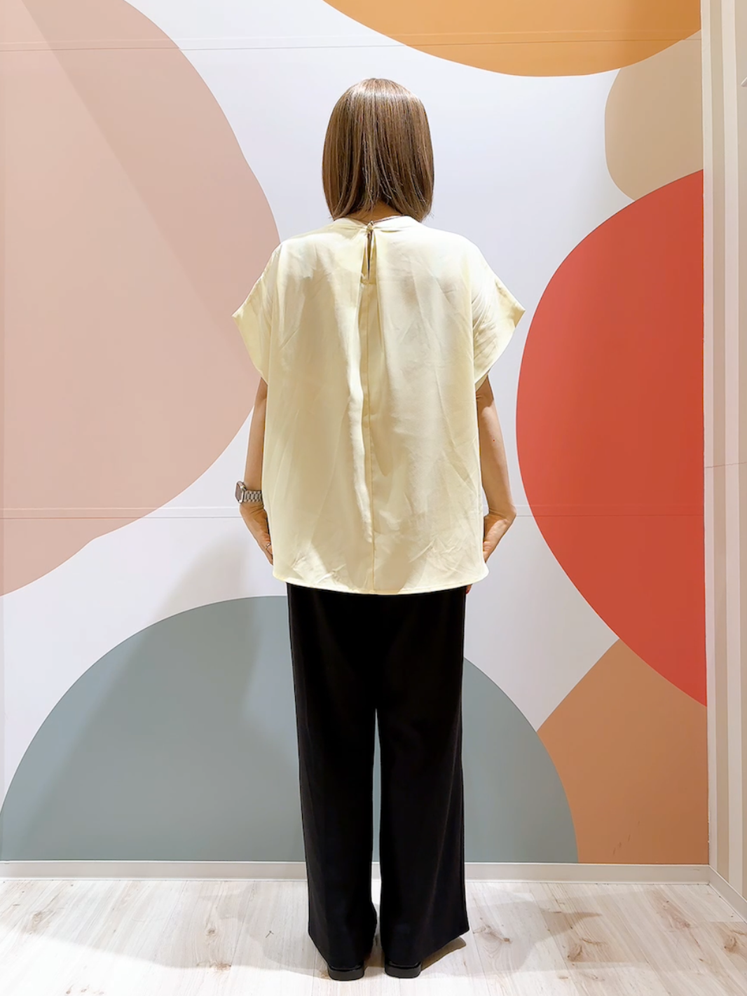 長男さんの「SHOO･LA･RUE｜【洗濯機可/体型カバー】インせずこなれる ふんわり裾バルーントップス」を使ったコーディネート