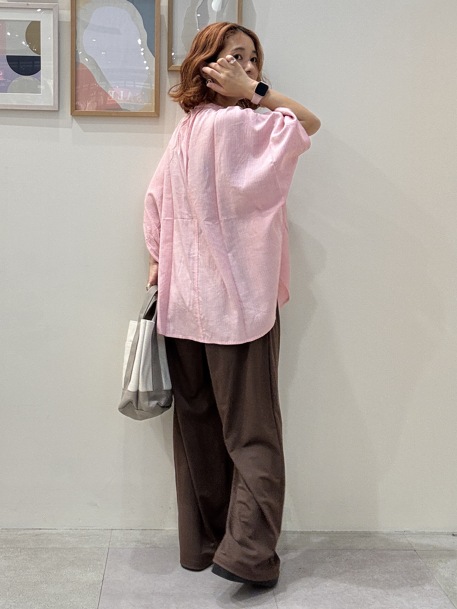たけぴさんの「SHOO･LA･RUE｜【ひんやり/洗濯機可/体型カバー】二の腕隠れる ゆるっと襟ギャザーレーヨンブラウス」を使ったコーディネート