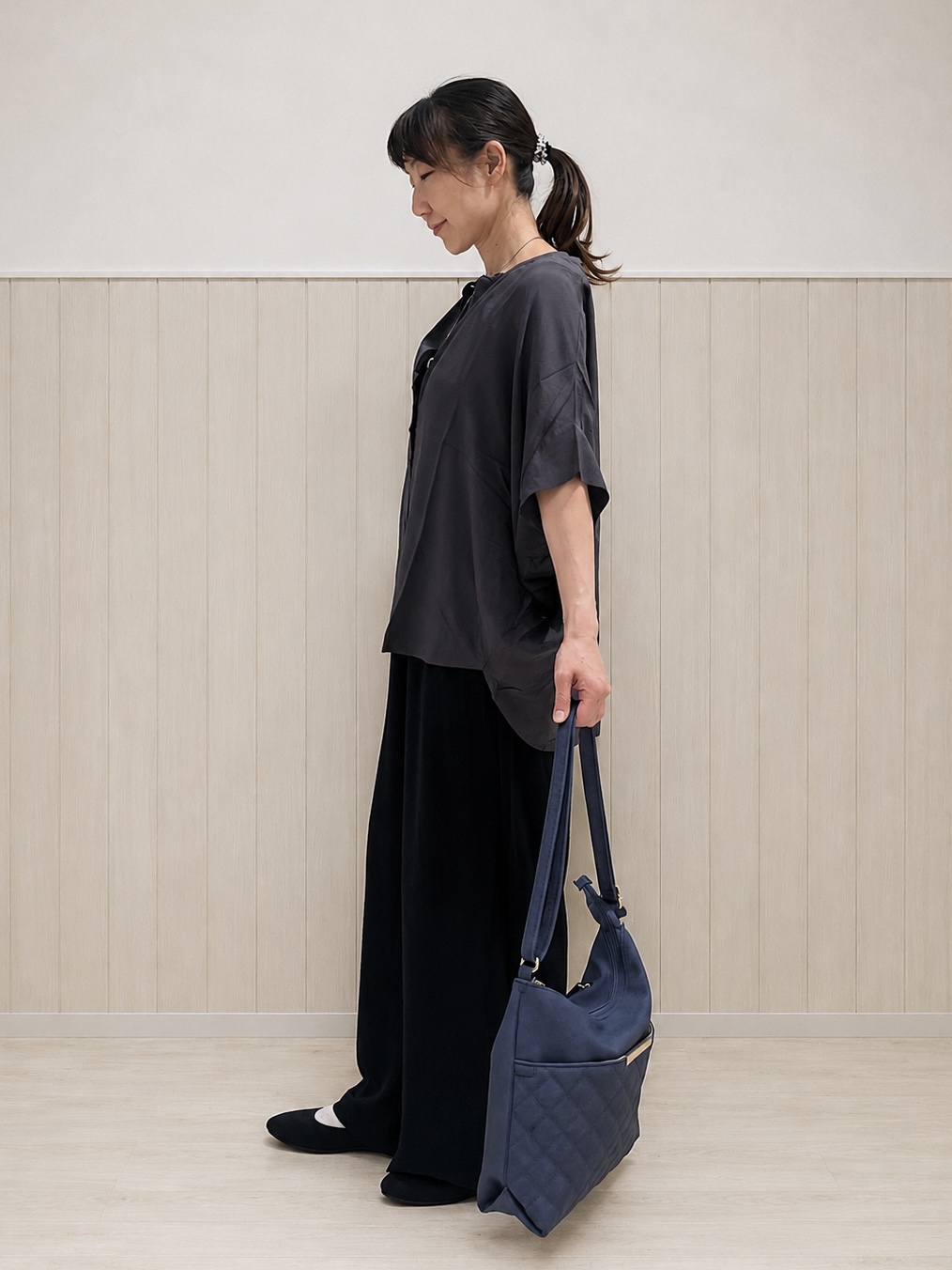まつみさんの「SHOO･LA･RUE｜【ひんやり/洗濯機可/体型カバー】二の腕隠れる ゆるっと襟ギャザーレーヨンブラウス」を使ったコーディネート