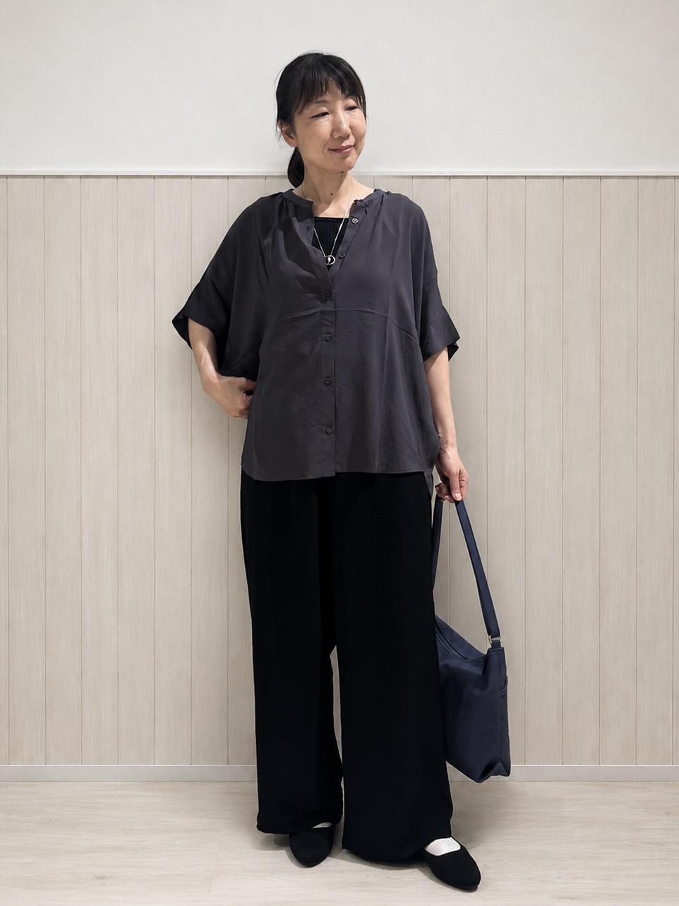まつみさんの「SHOO･LA･RUE｜【ひんやり/洗濯機可/体型カバー】二の腕隠れる ゆるっと襟ギャザーレーヨンブラウス」を使ったコーディネート