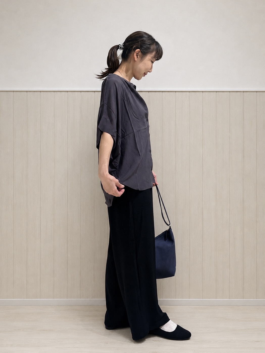 まつみさんの「SHOO･LA･RUE｜【ひんやり/洗濯機可/体型カバー】二の腕隠れる ゆるっと襟ギャザーレーヨンブラウス」を使ったコーディネート