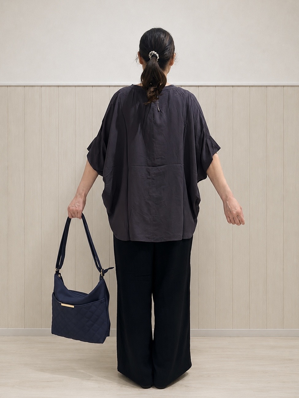 まつみさんの「SHOO･LA･RUE｜【ひんやり/洗濯機可/体型カバー】二の腕隠れる ゆるっと襟ギャザーレーヨンブラウス」を使ったコーディネート