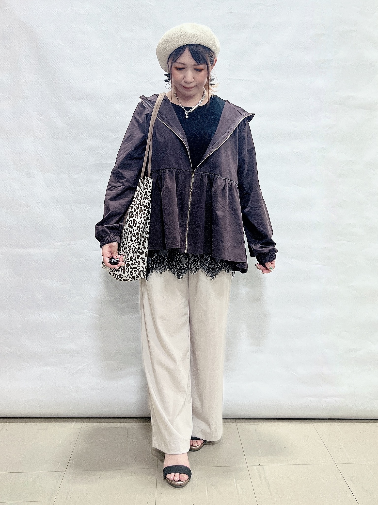 YUIさんの「SHOO･LA･RUE｜【ひんやり/S-LL/体型カバー】ペプラムフリルとゴールドパーツが女性らしい UVパーカ」を使ったコーディネート