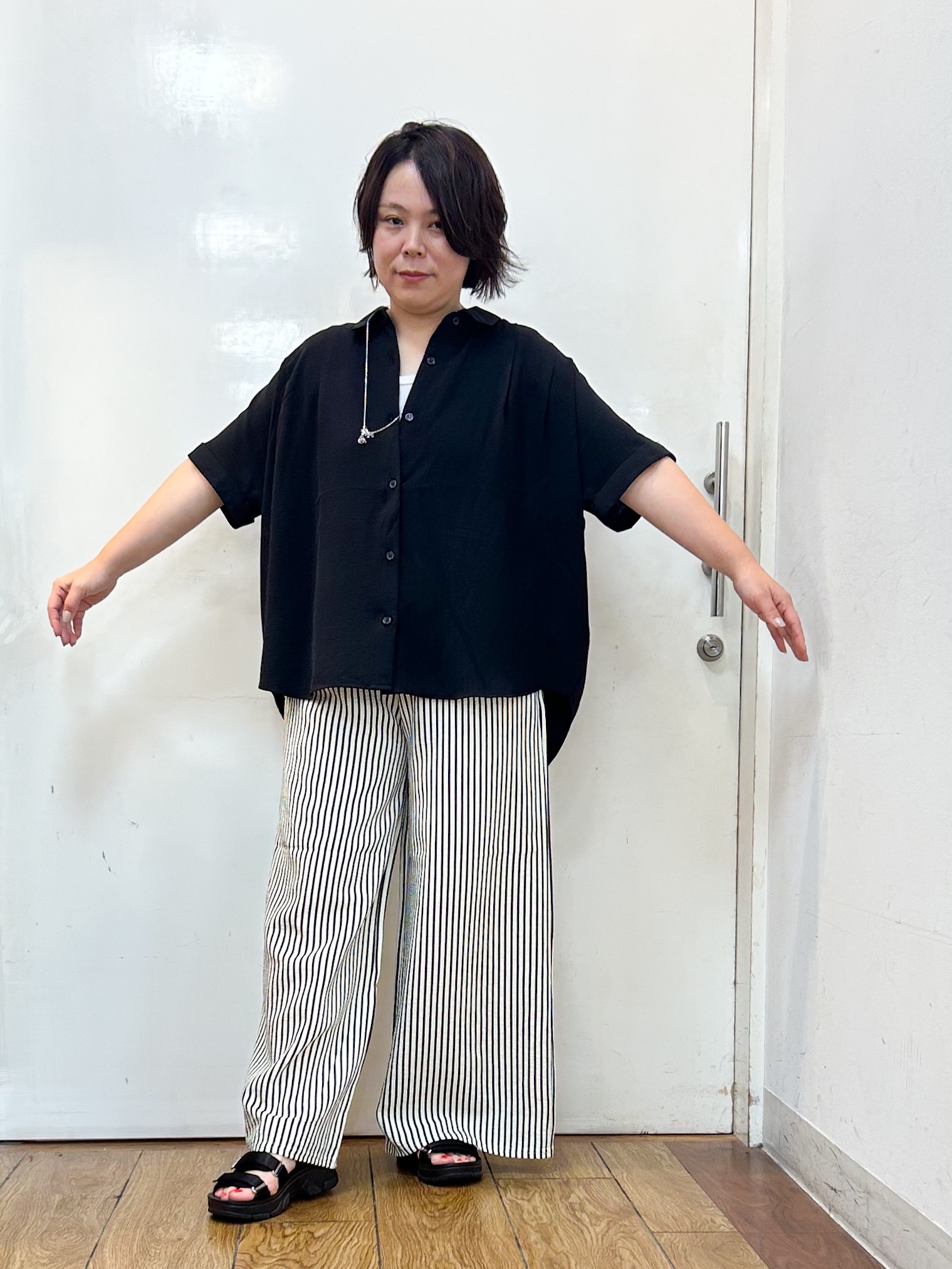haruさんの「SHOO･LA･RUE｜【ひんやり/洗濯後しわになりにくい/S-LL】着るだけでこなれ見え 二の腕も隠せるデザイン半袖シャツ」を使ったコーディネート