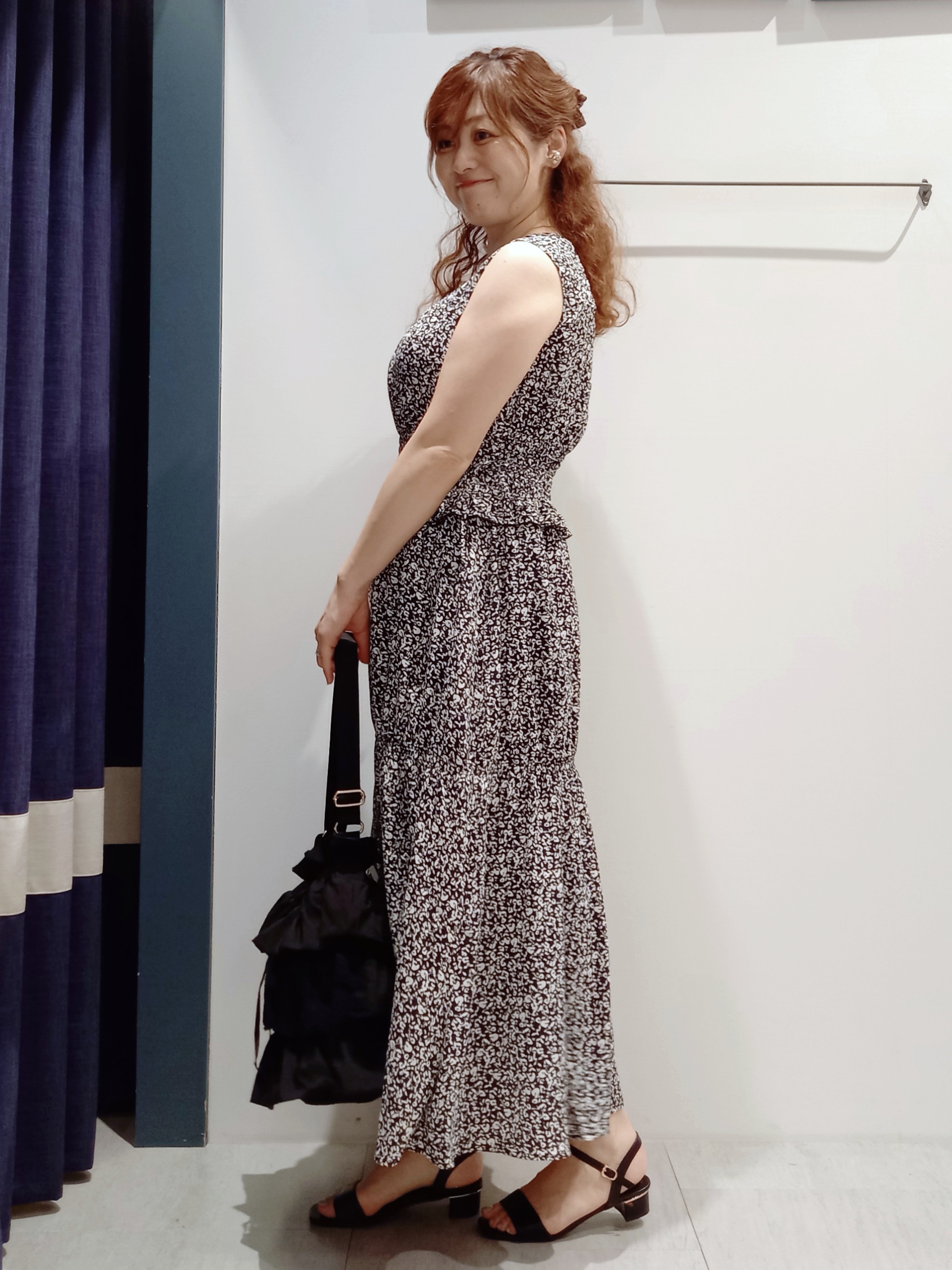 miiさんの「grove｜【低身長さんも選べる着丈・洗濯機◎】花柄ウエストシャーリングワンピース」を使ったコーディネート