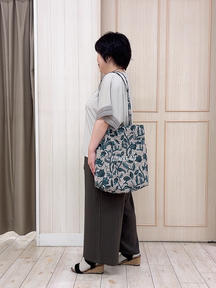 えりっこさんの「SHOO･LA･RUE｜【ひんやり/UV】お袖レースが上品 ゆったりとろみトップス」を使ったコーディネート
