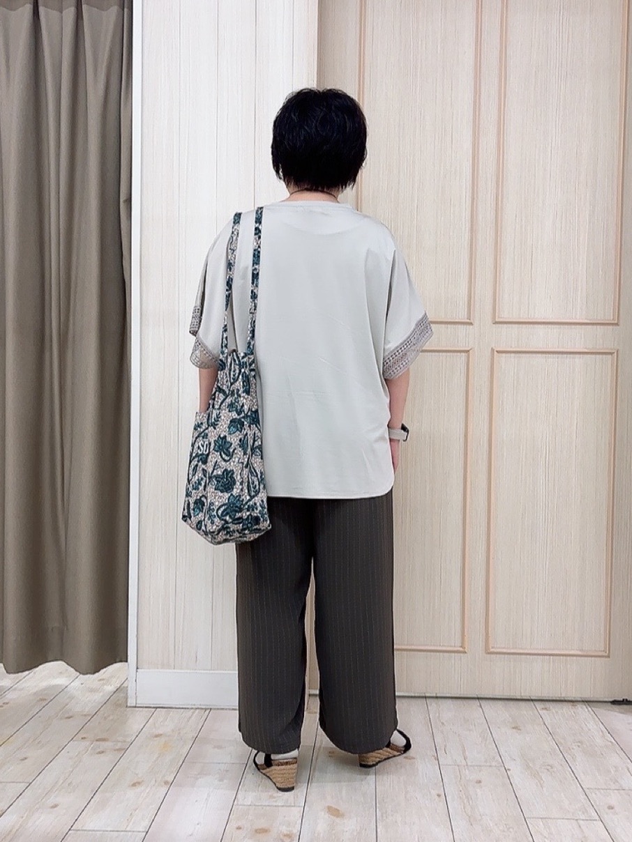 えりっこさんの「SHOO･LA･RUE｜【ひんやり/UV】お袖レースが上品 ゆったりとろみトップス」を使ったコーディネート
