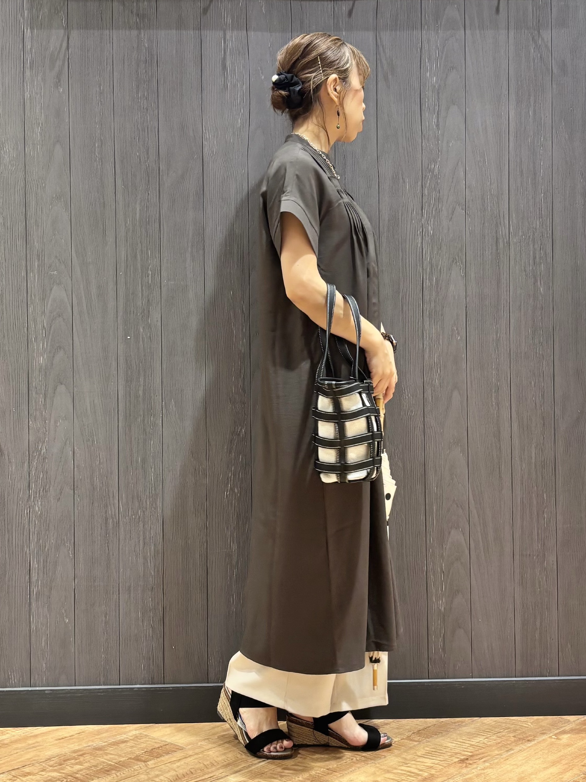 meiさんの「SHOO･LA･RUE｜【S-LL/洗濯機可】ピンタックデザインがサマ見え Aラインワンピース」を使ったコーディネート