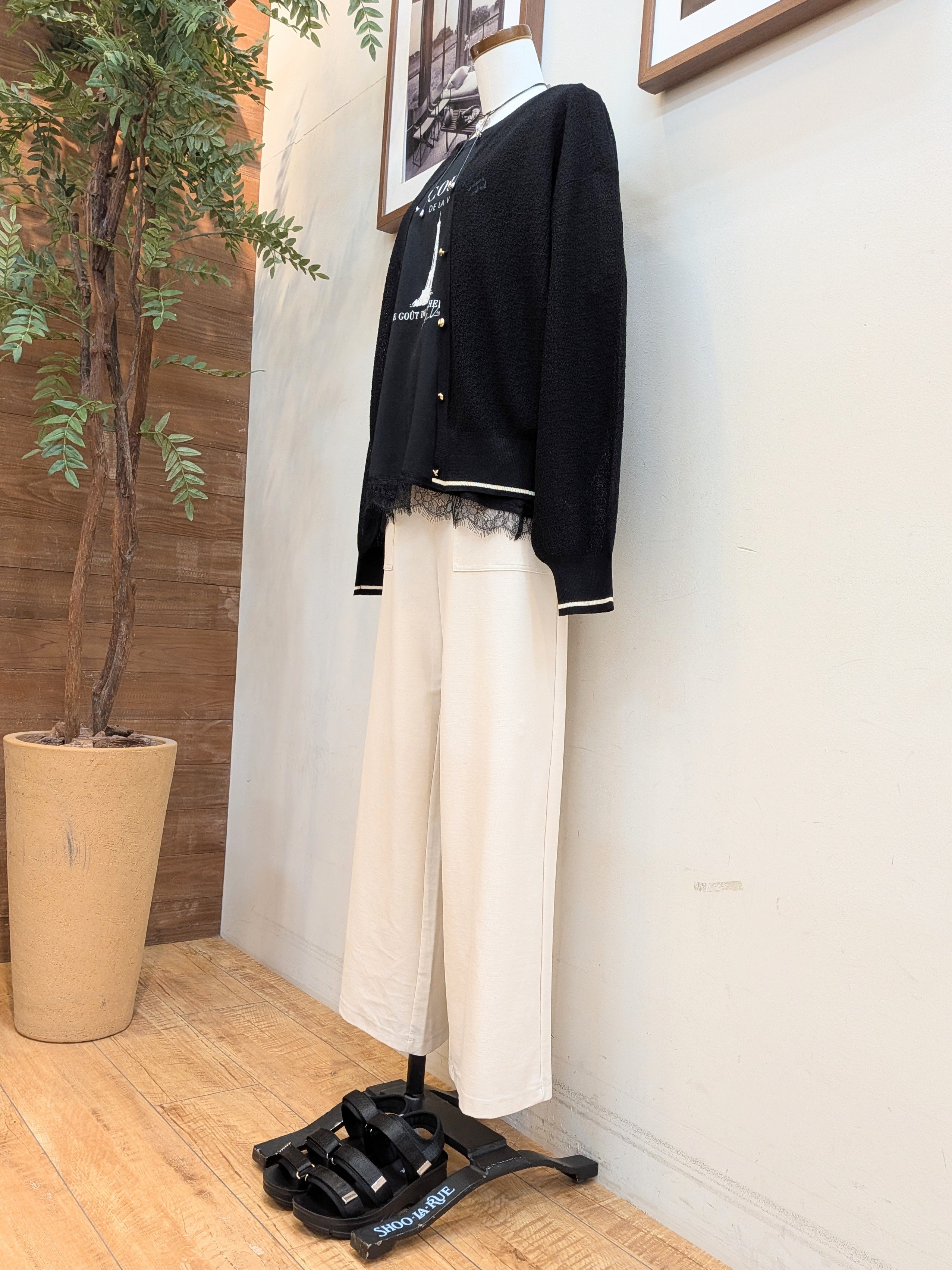 うっちーさんの「SHOO･LA･RUE｜【S-LL/洗濯機可】さらっとタッチ ほんのりシアーカーディガン」を使ったコーディネート