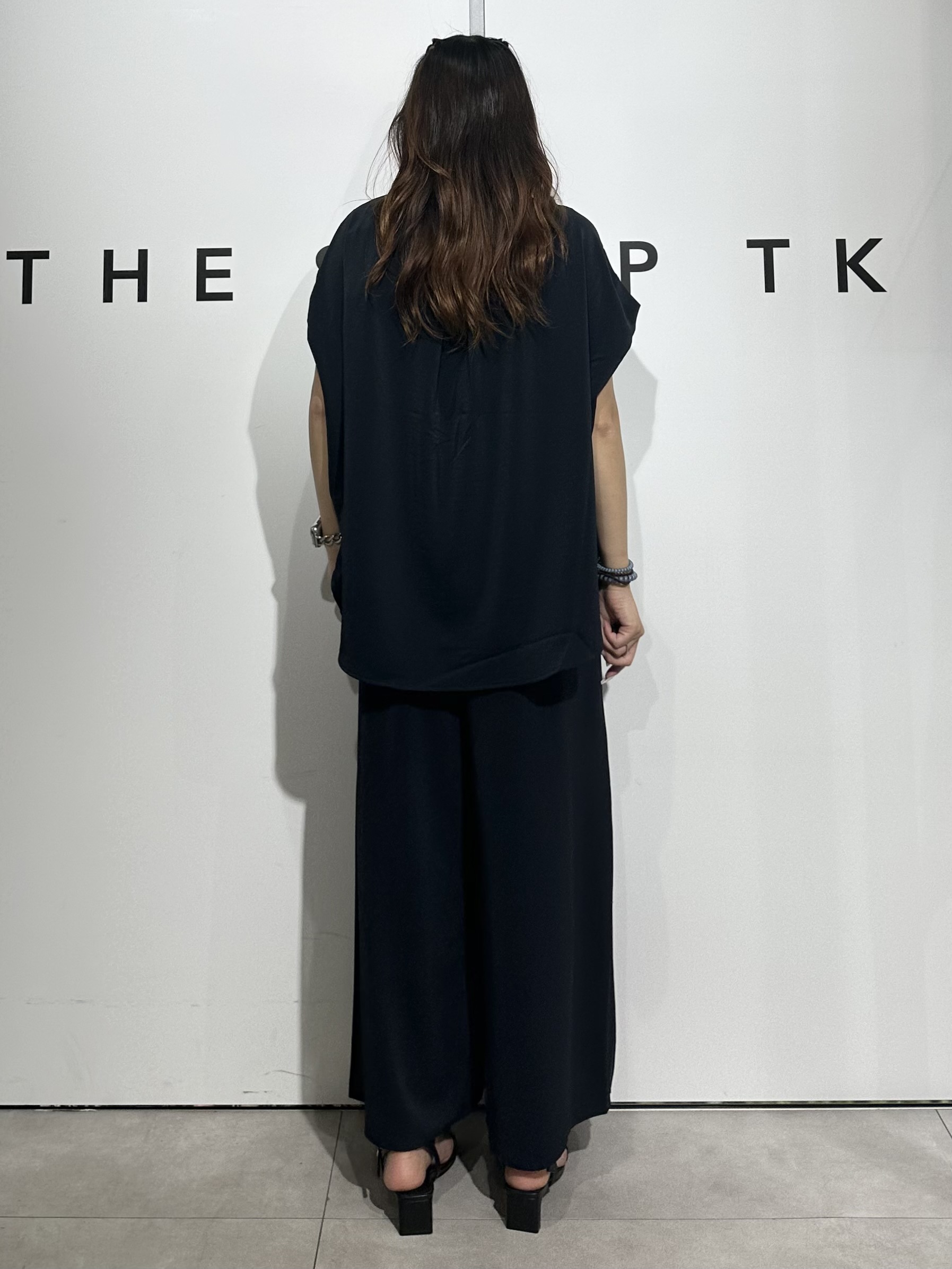 cottonさんの「THE SHOP TK｜【ひんやり/遮熱/セットアップ可】やみつきになる とろみバンドカラーブラウス」を使ったコーディネート