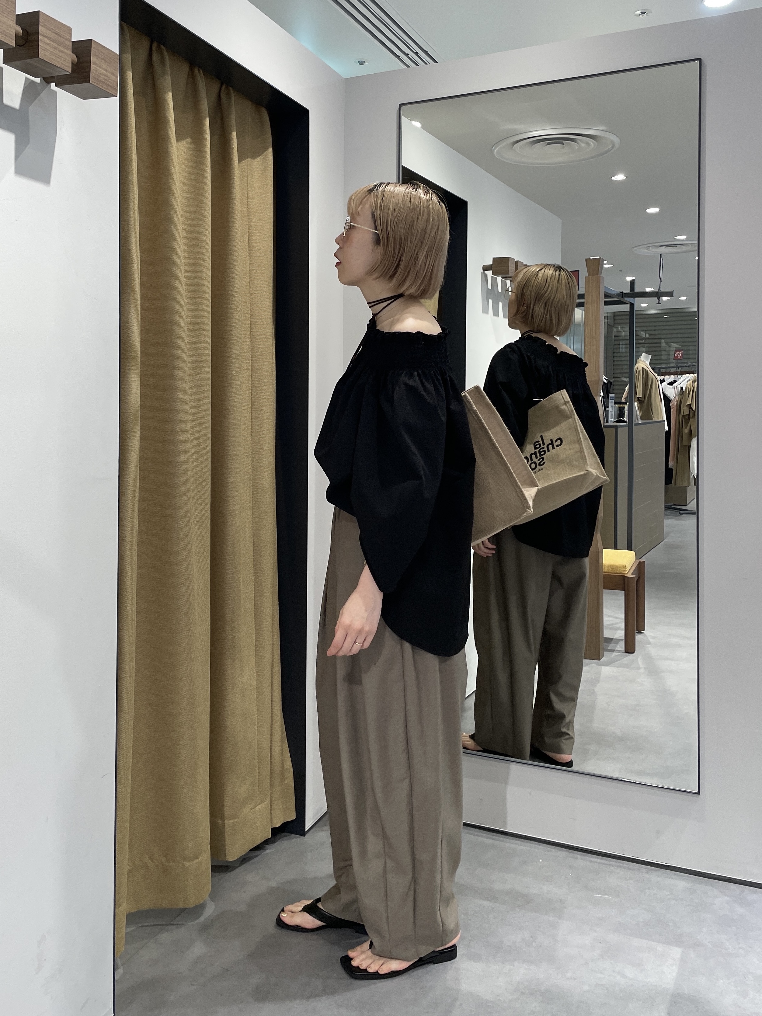 mikuさんの「INDIVI｜サッカーオフショルブラウス【再入荷／2WAY】」を使ったコーディネート