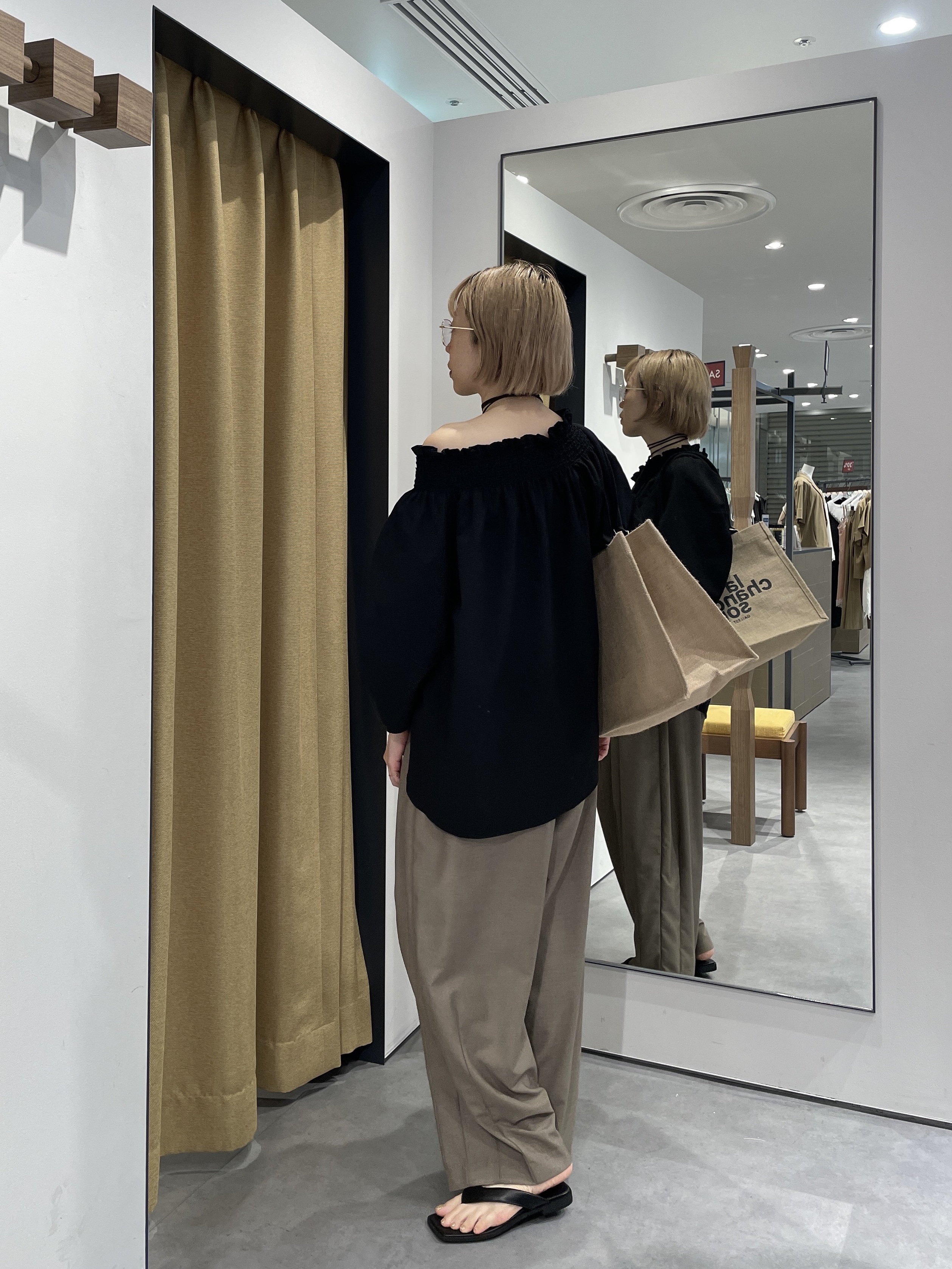 mikuさんの「INDIVI｜サッカーオフショルブラウス【再入荷／2WAY】」を使ったコーディネート