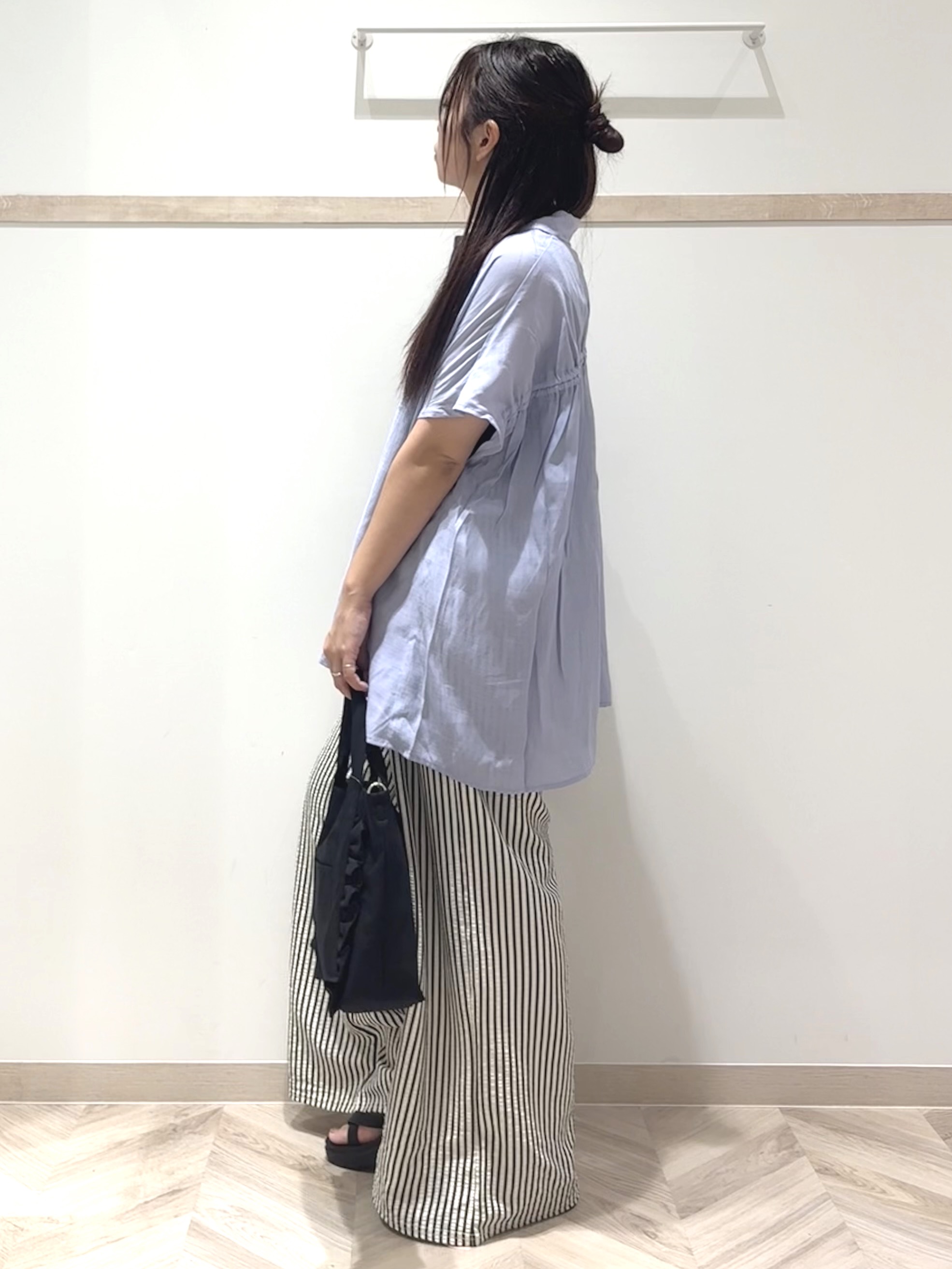 nanaさんの「SHOO･LA･RUE｜【ひんやり/UV】ほんのりシアーで上品な バックギャザーブラウス」を使ったコーディネート