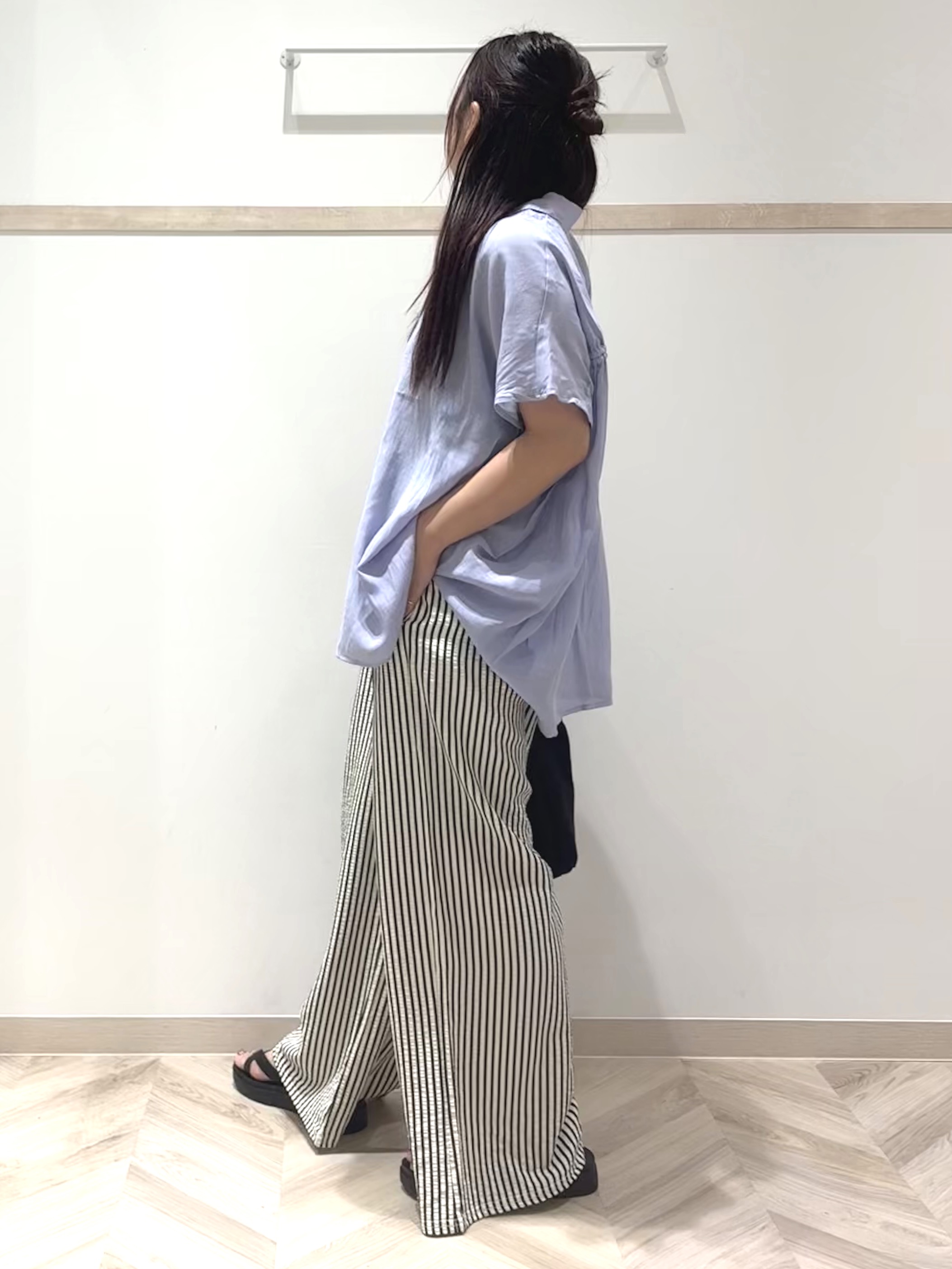 nanaさんの「SHOO･LA･RUE｜【ひんやり/UV】ほんのりシアーで上品な バックギャザーブラウス」を使ったコーディネート